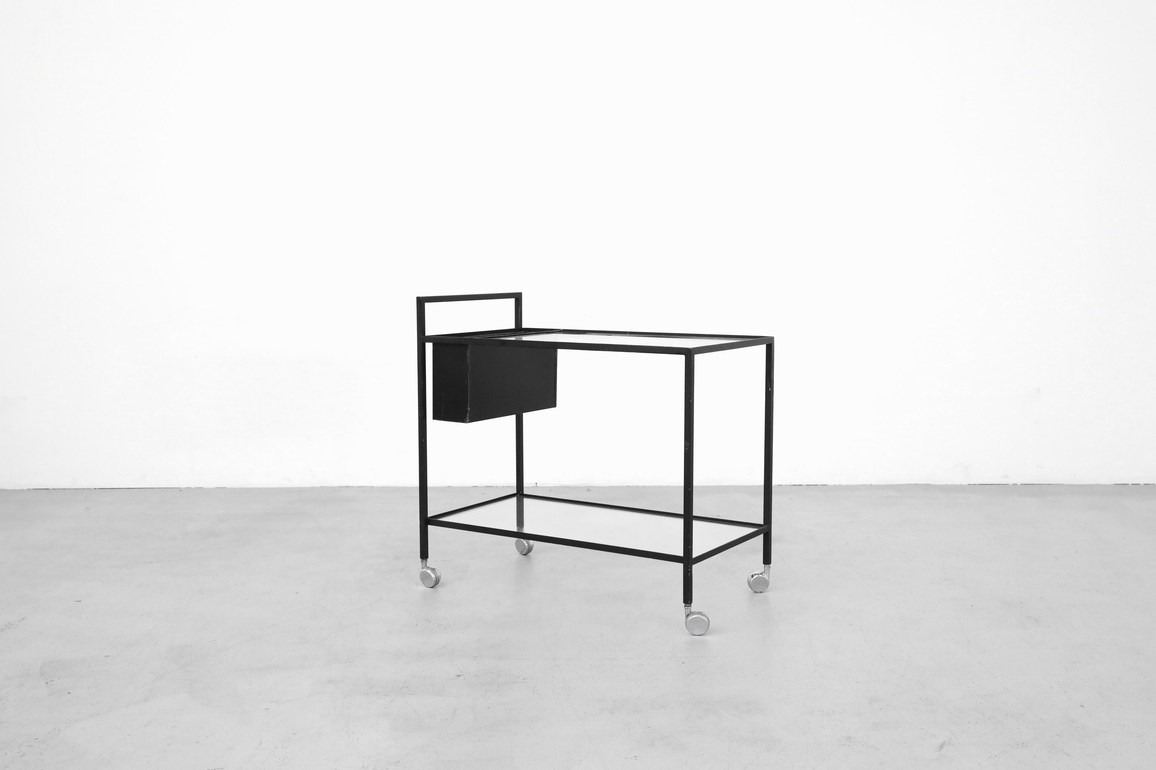 Mid-Century Modern Herbert Hirche Chariot de bar à roulettes en métal noir avec étagères en verre et porte-bouteilles en vente
