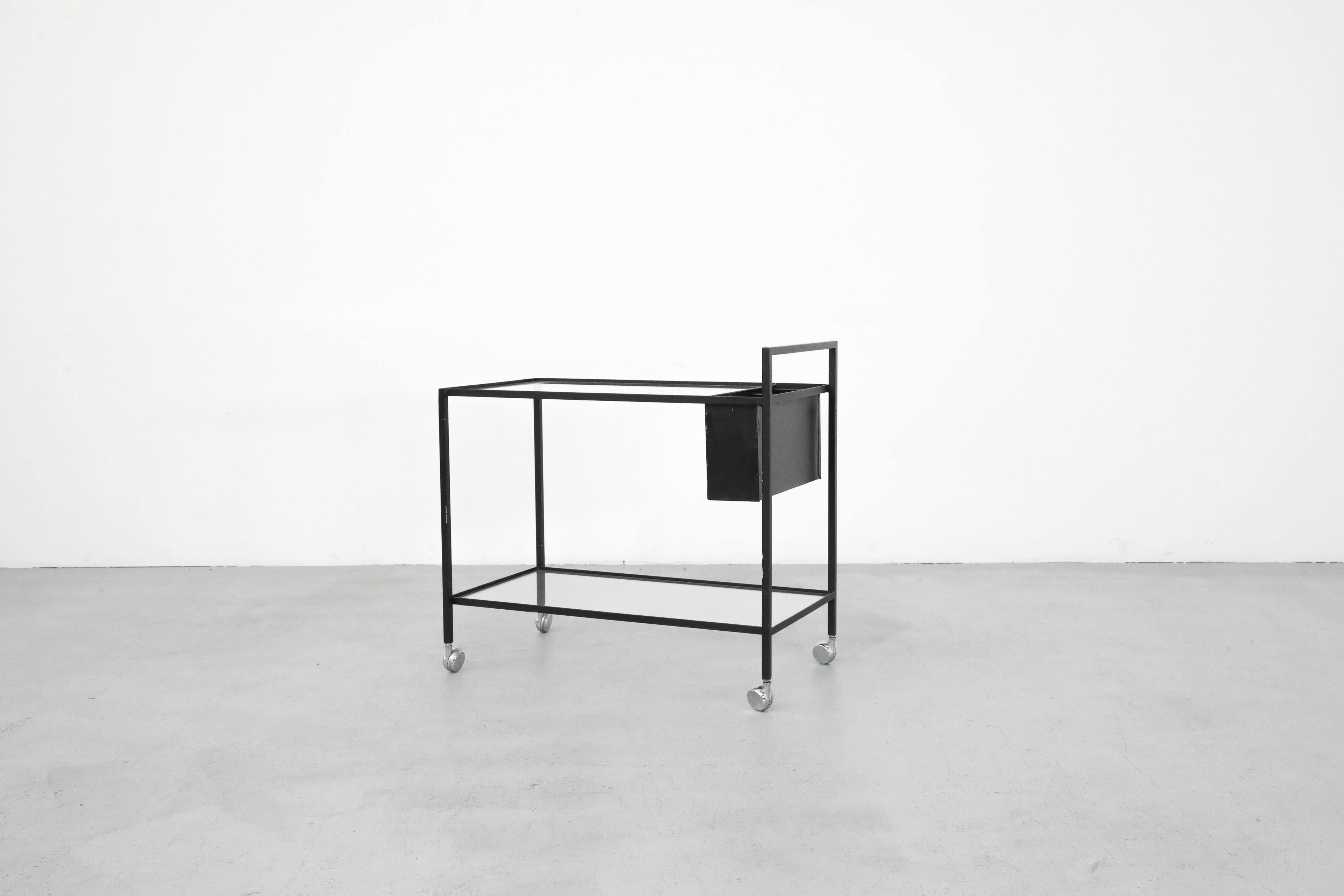 Milieu du XXe siècle Herbert Hirche Chariot de bar à roulettes en métal noir avec étagères en verre et porte-bouteilles en vente