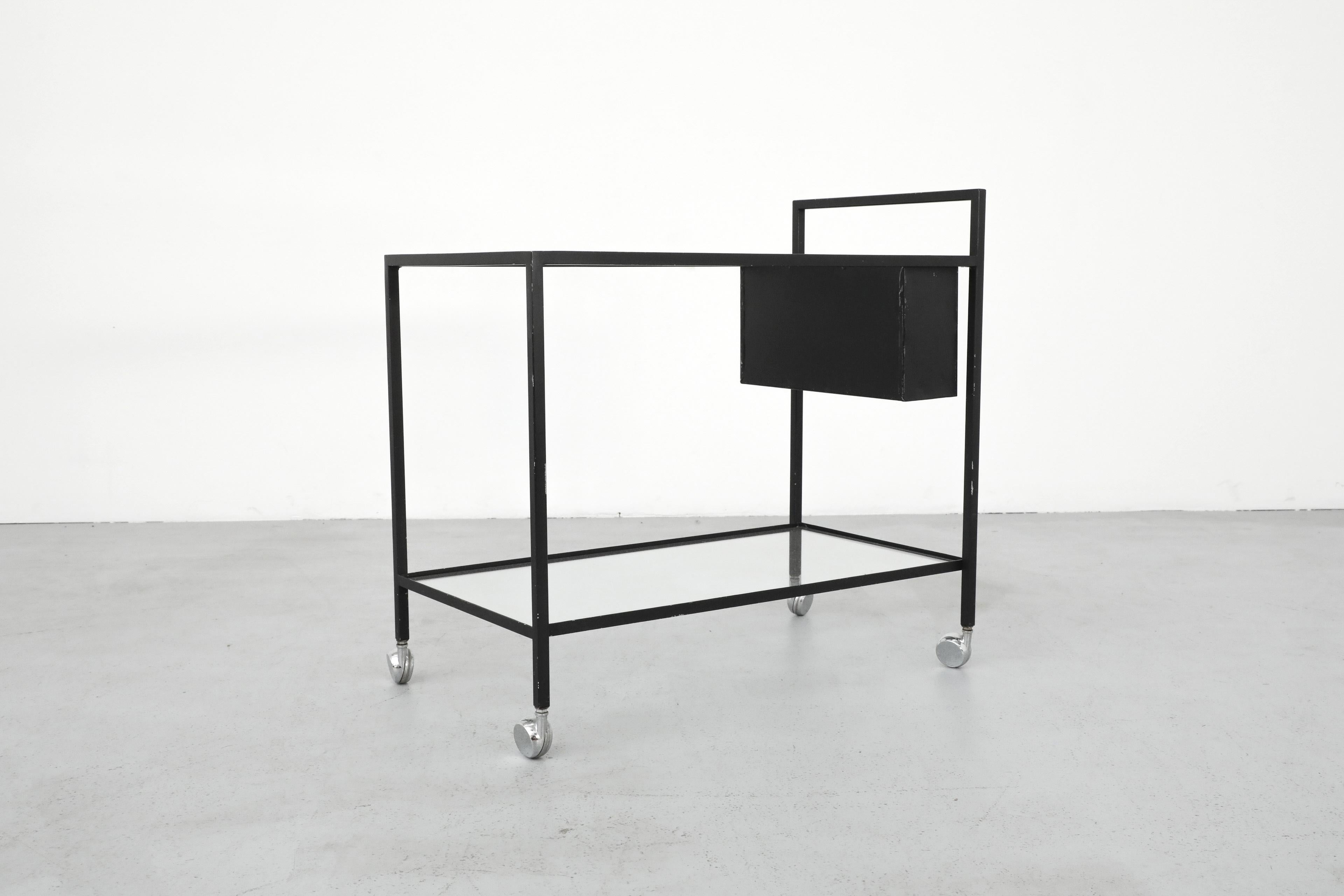 Métal Herbert Hirche Chariot de bar à roulettes en métal noir avec étagères en verre et porte-bouteilles en vente