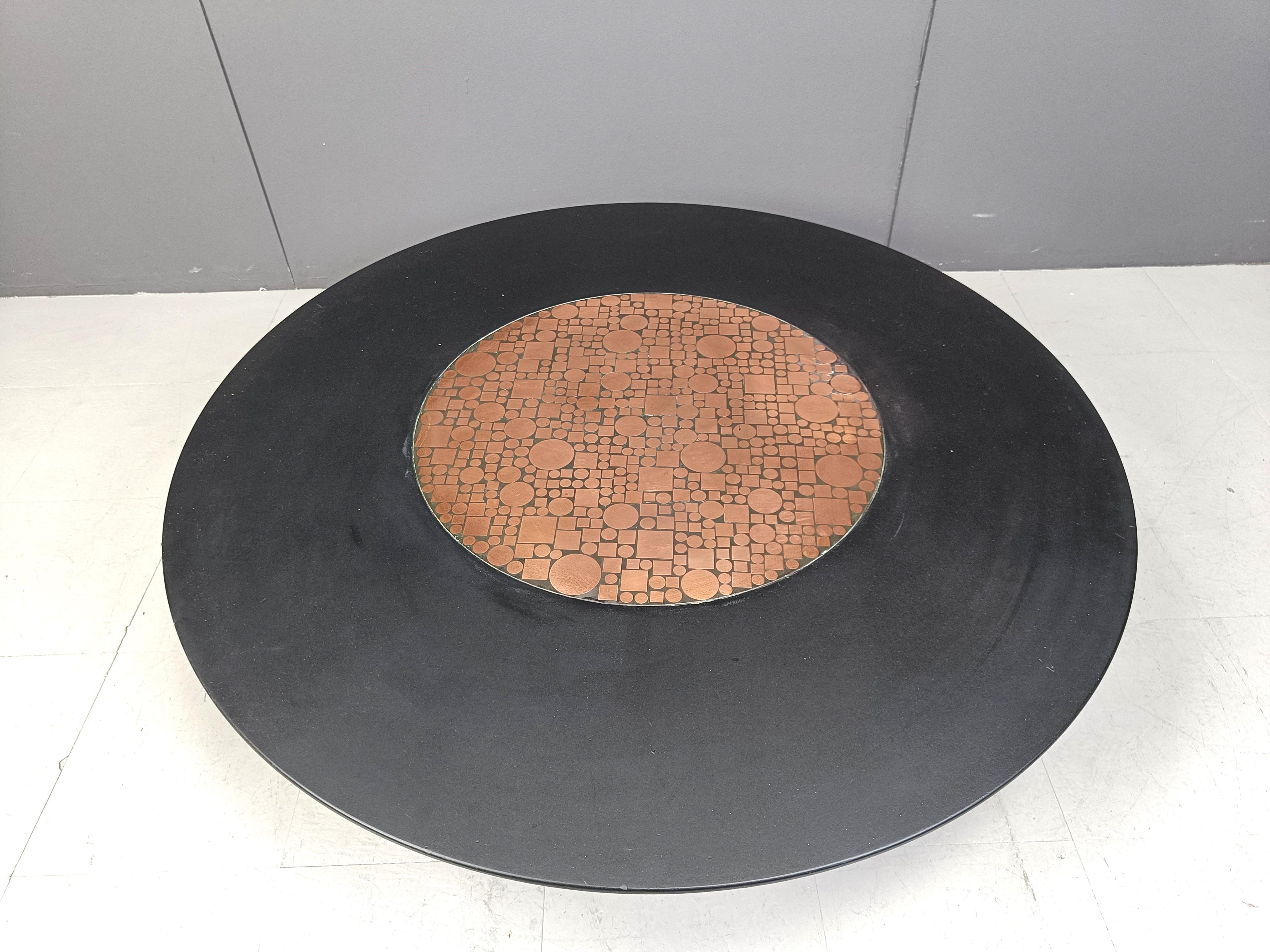 Table basse vintage conçue par Herbert Hirch pour Rosenthal, dans les années 1970.

La table se compose d'un plateau rond en laque noire avec incrustation de cuivre.

Magnifique design intemporel, le cuivre offrant un beau contraste avec la laque
