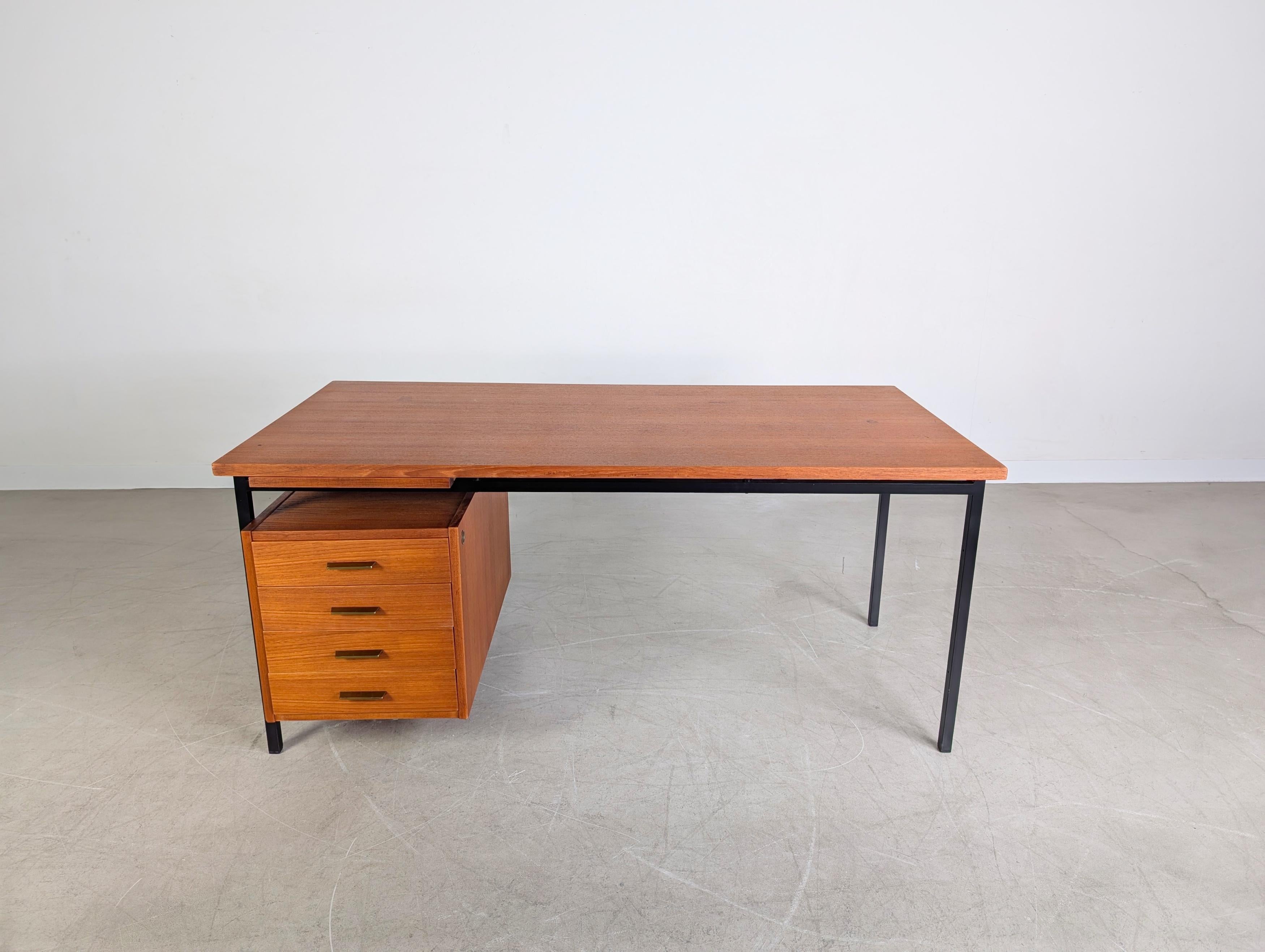 Wir bieten einen wunderschönen Bauhaus Schreibtisch von Holzäpfel KG aus den 1960er Jahren zum Verkauf an. Der Entwurf des freistehenden Tischs stammt von Herbert Hirche und zeichnet sich durch seine minimalistische Linienführung und seine