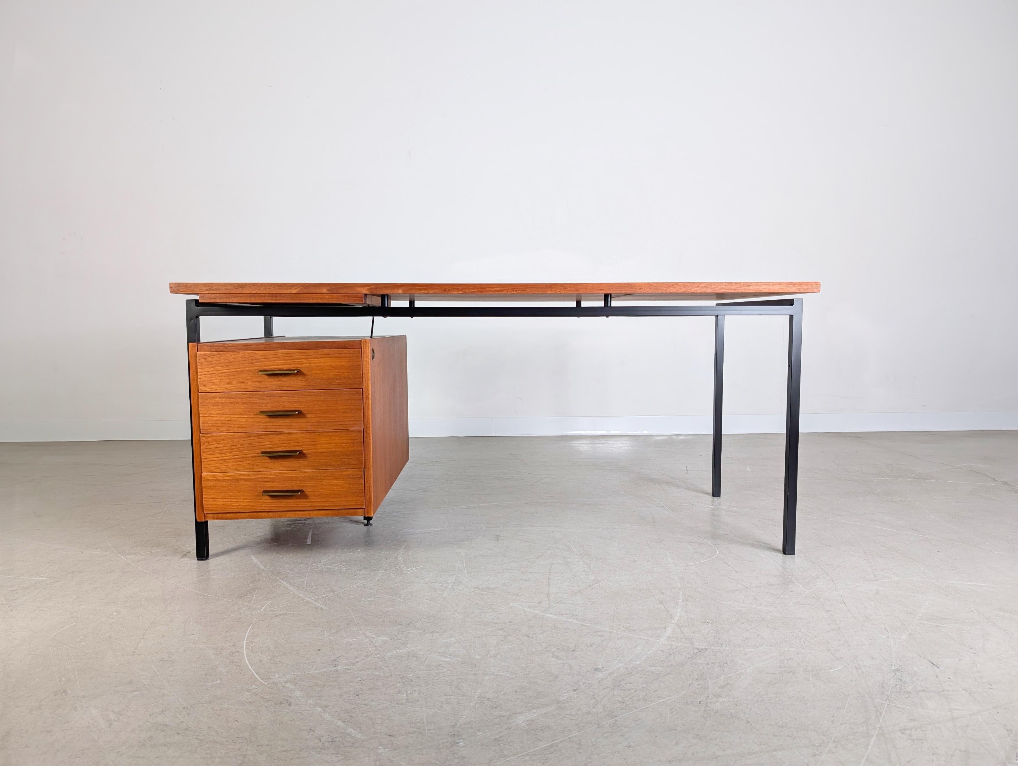 Herbert Hirche Midcentury Schreibtisch Holzäpfel Teak Bauhaus Moderno de mediados de siglo en venta