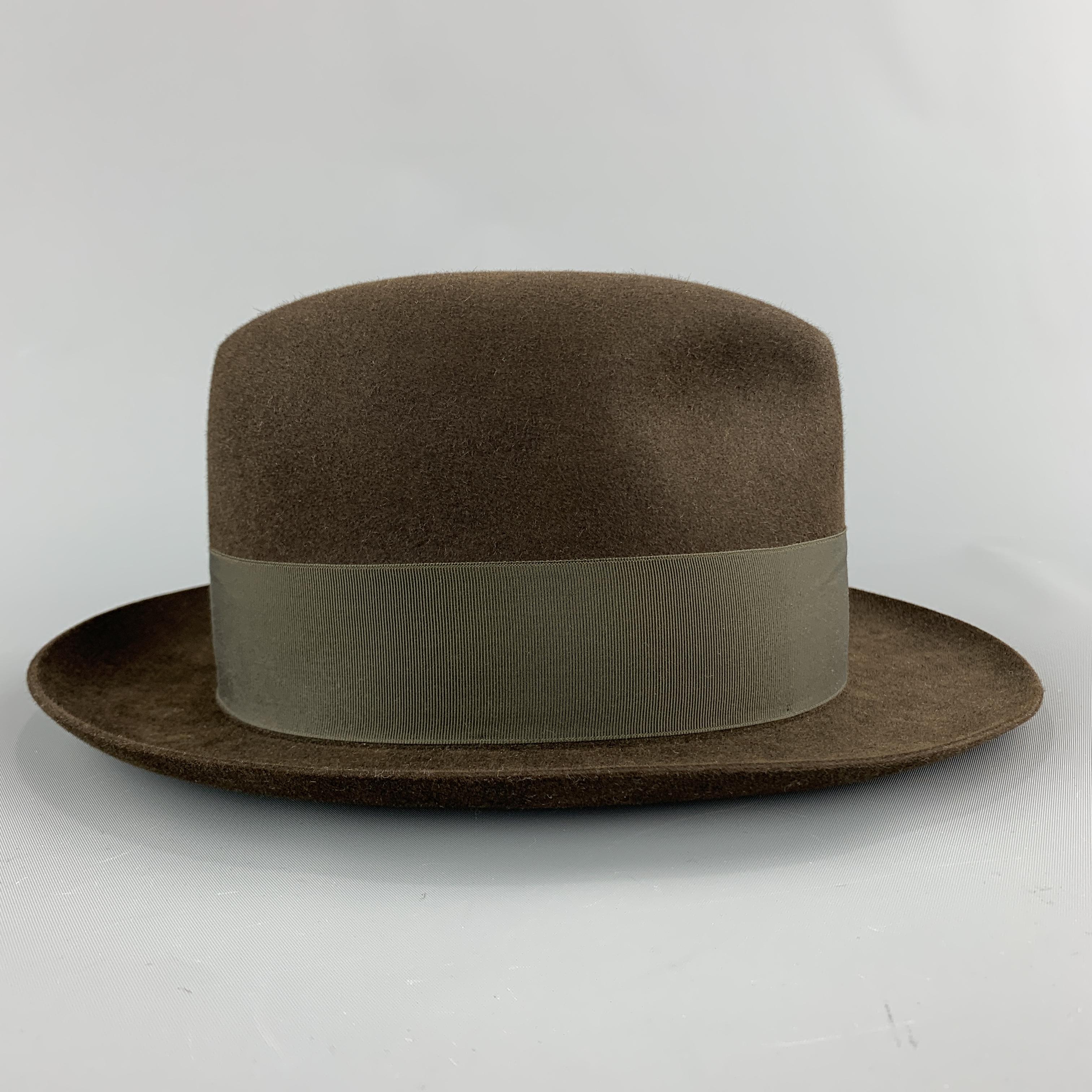 HERBERT JOHNSON fedora comes in olive green tone brown felt with thick grosgrain ribbon bow trim. Made in England.

Excellent Pre-Owned Condition.
Marked: 7 1/8 58 

Measurements:

Opening: 24 in.
Brim: 2.25 in.
Height: 5 in.