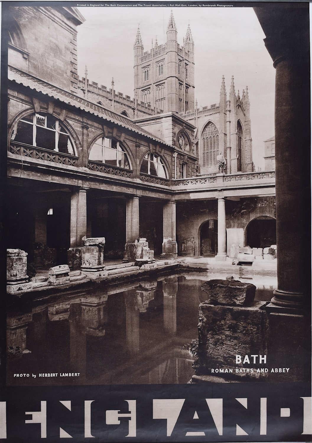 Herbert Lambert (1882-1936)
Bath, Baños Romanos y Abadía
76 x 51 cm 
Litografía 

Publicada por la Asociación de Viajes de Gran Bretaña e Irlanda del Norte, esta bella imagen fotográfica animaba a viajar a los Baños y la Abadía Romanos de la