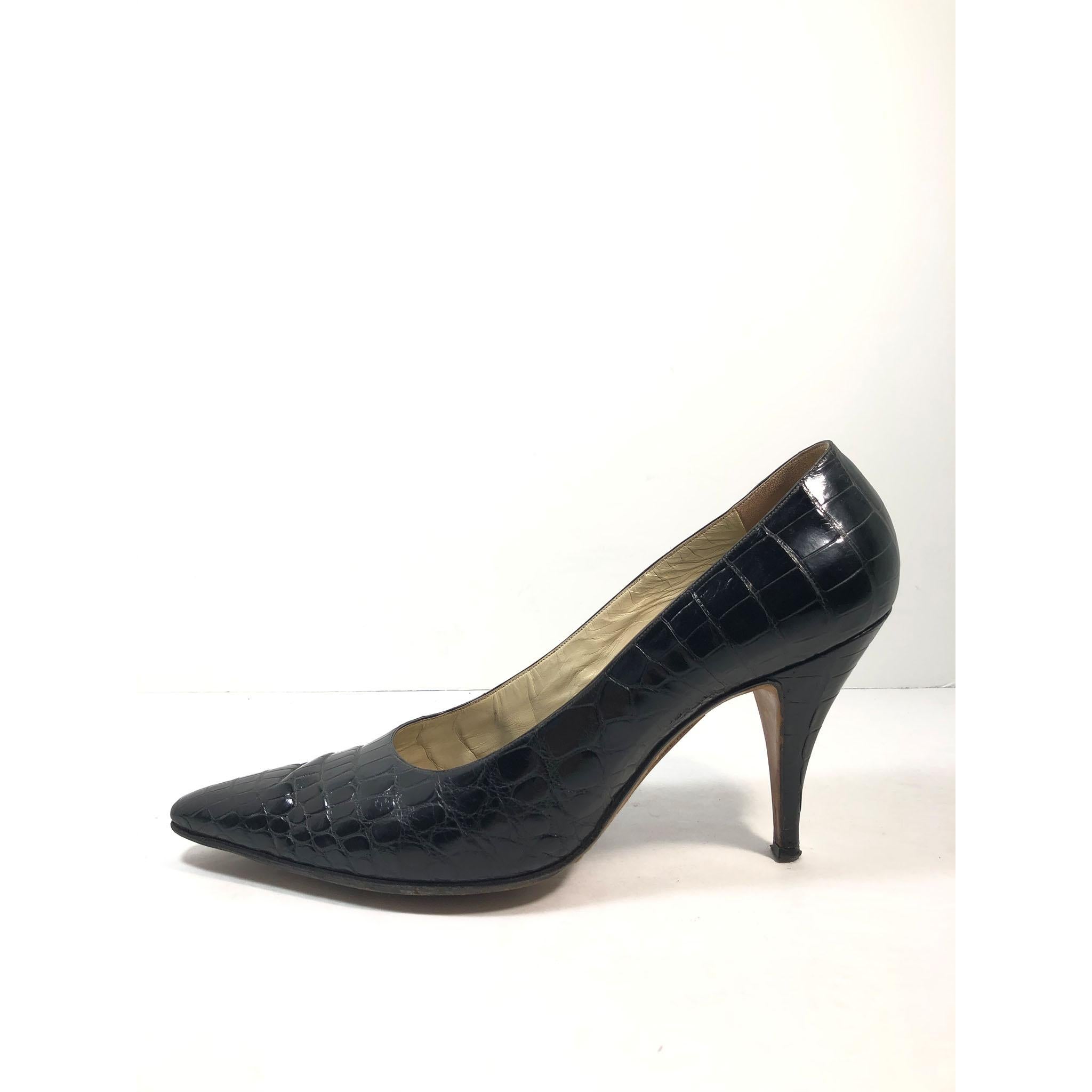 HERBERT LEVINE 1950's-1960's Black Shiny Alligator Pumps, leather heels perfect for any occasion. Size 8. 

If you have any questions please contact us.  