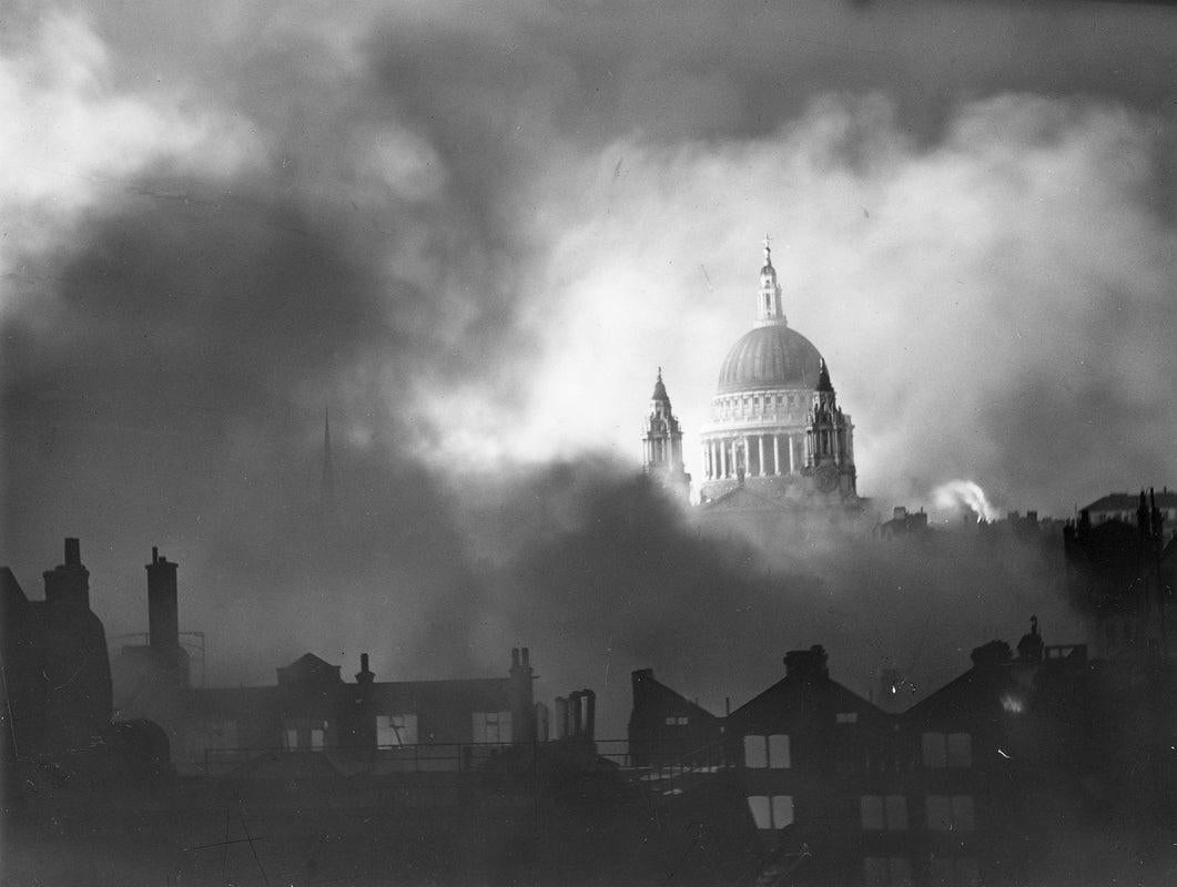 „Standing Proud“ von Herbert Mason

Die St. Paul's Kathedrale, die sich während des Londoner Blitzkriegs von den brennenden Gebäuden der Umgebung abhebt.

Ungerahmt
Papierformat: 30" x 40'' (Zoll)
Gedruckt 2022 
Silbergelatine-Faserdruck