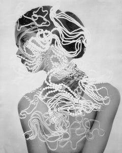 Niña cubierta de joyas, hacia 1940