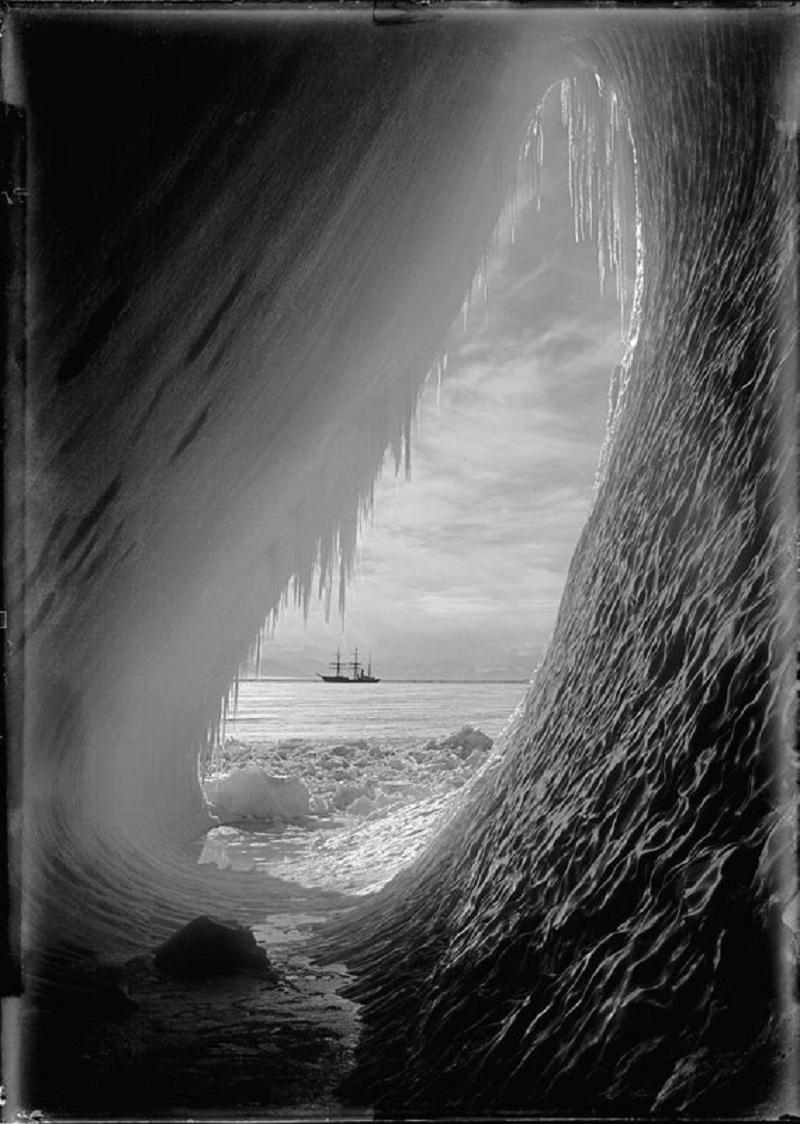 "Ponting: Eishöhle & Terra Nova" von Herbert Ponting

Die "Terra Nova" vom Eingang einer Eishöhle in einem Eisberg in der Ross-Abhängigkeit der Antarktis aus gesehen, während der Terra Nova-Expedition von Kapitän Robert Falcon Scott in die