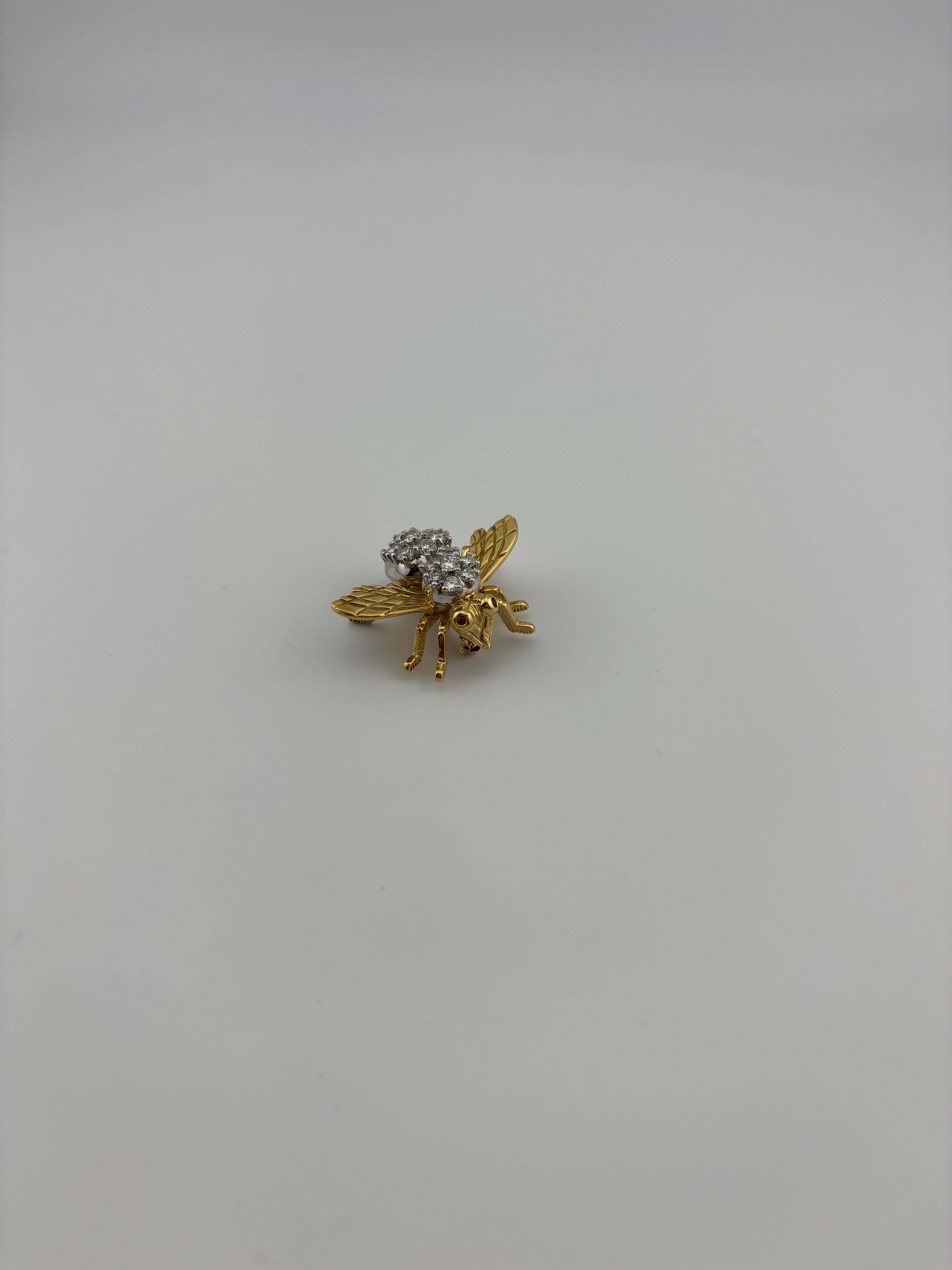 Este impresionante broche de abeja, obra del renombrado Herbert Rosenthal, es una auténtica obra maestra del diseño y la artesanía. La pieza presenta una exquisita atención al detalle, con alas y patas bellamente decoradas que muestran el intrincado