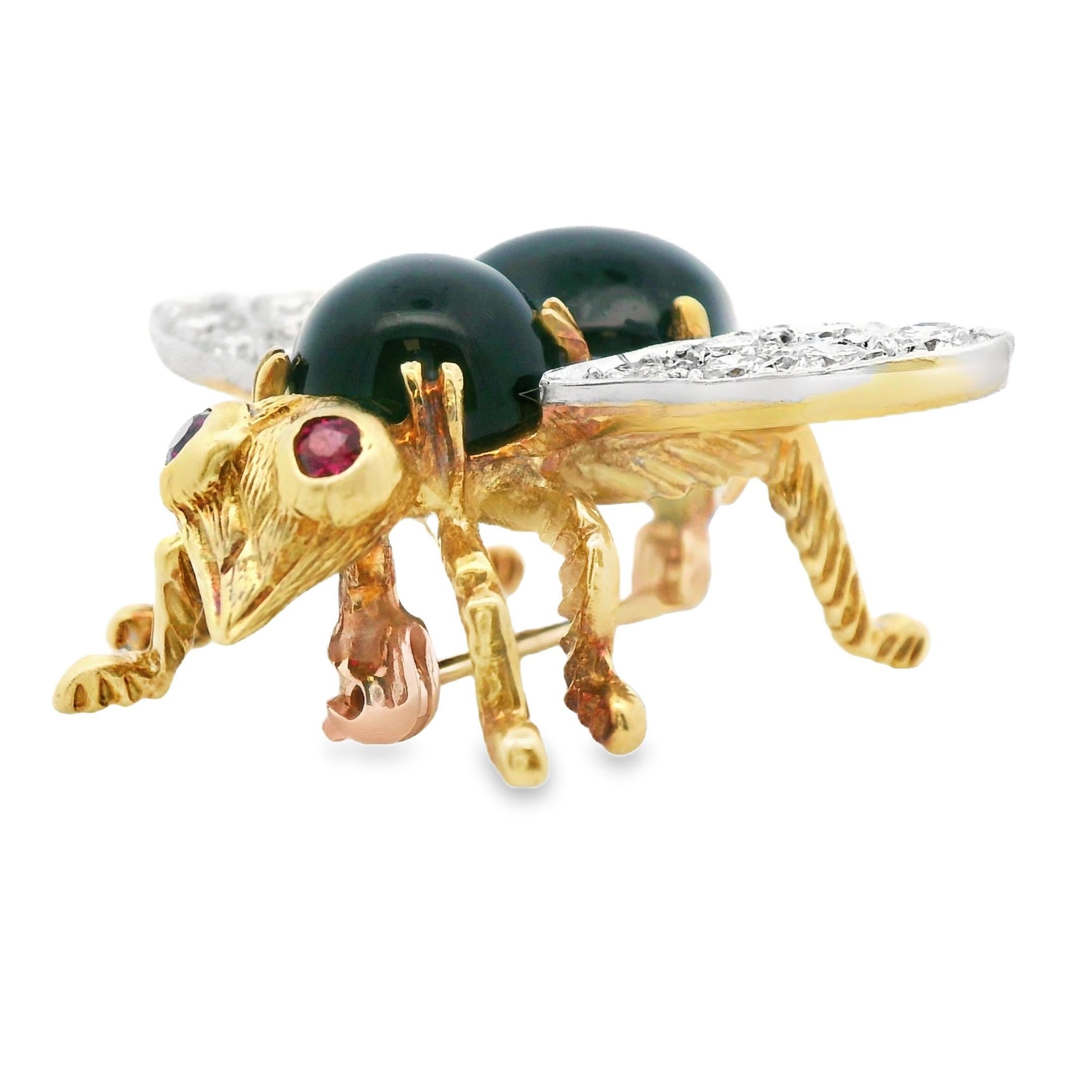 Dieser lebensechte Bienenanhänger wurde von dem renommierten Designer Herbert Rosenthal in 18 Karat Gelb- und Weißgold gefertigt. Er hat reiche Rubinaugen und einen kühnen Onyxkörper. Das reiche 18-karätige Gelbgold ist eine hervorragende