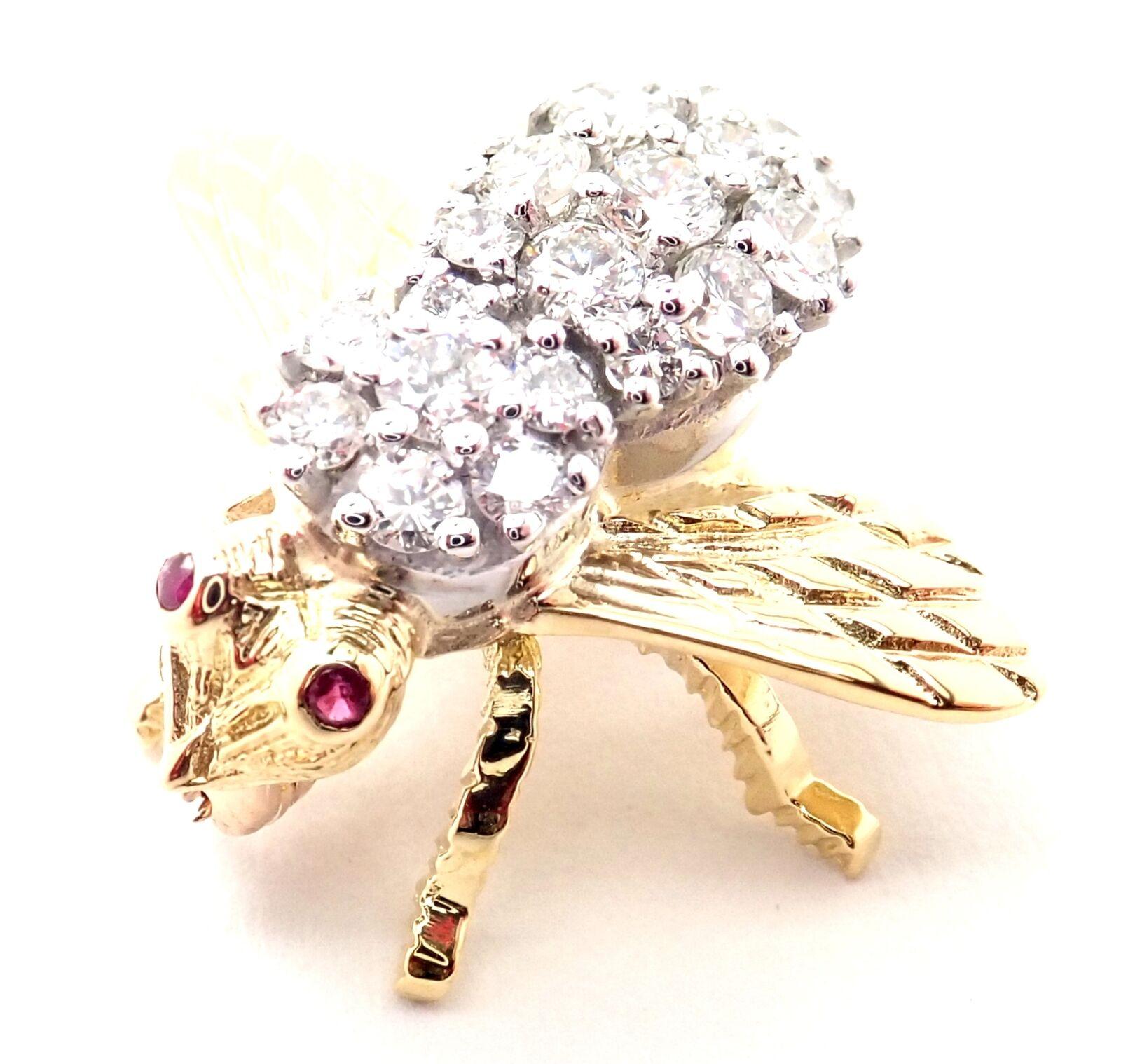 18k Yellow Gold Diamond Bee Pin Brooch by Herbert Rosenthal.
With 19 round brilliant cut diamonds VS1 Clarity, G Color total weight approximately 1ct
2x Rubys
Details:
Measurements Brooch: 22mm x 24mm
Weight: 6.2 grams
Stamped Hallmarks: HR