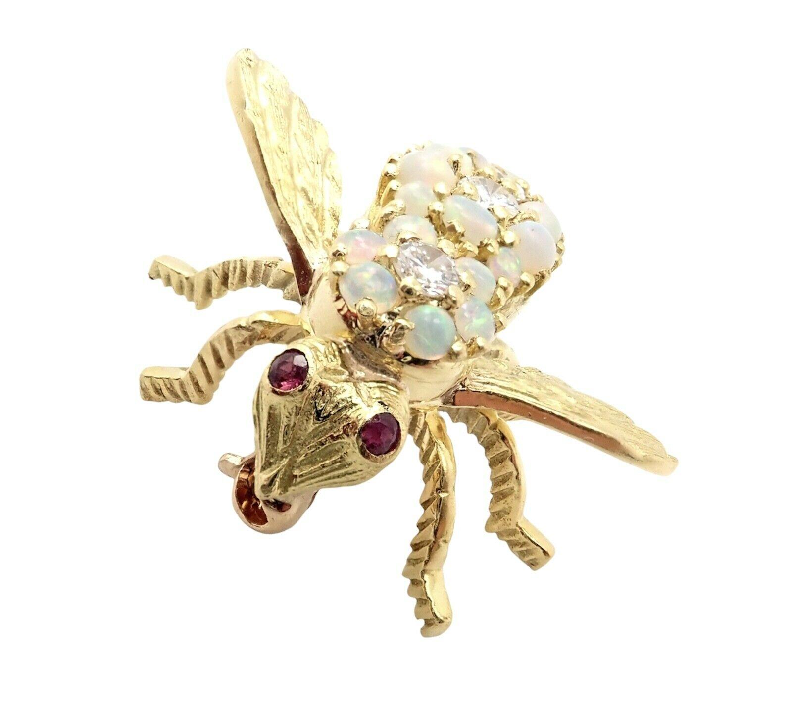 18k Yellow Gold Diamond Opal Bee Pin Brooch by Herbert Rosenthal.
With 16 Opals
3x round brilliant cut diamonds VS1 Clarity, G Color total weight approx. .20ct
2x Rubys
Details:
Measurements Brooch: 20mm x 24mm
Weight: 6.4 grams
Stamped Hallmarks: