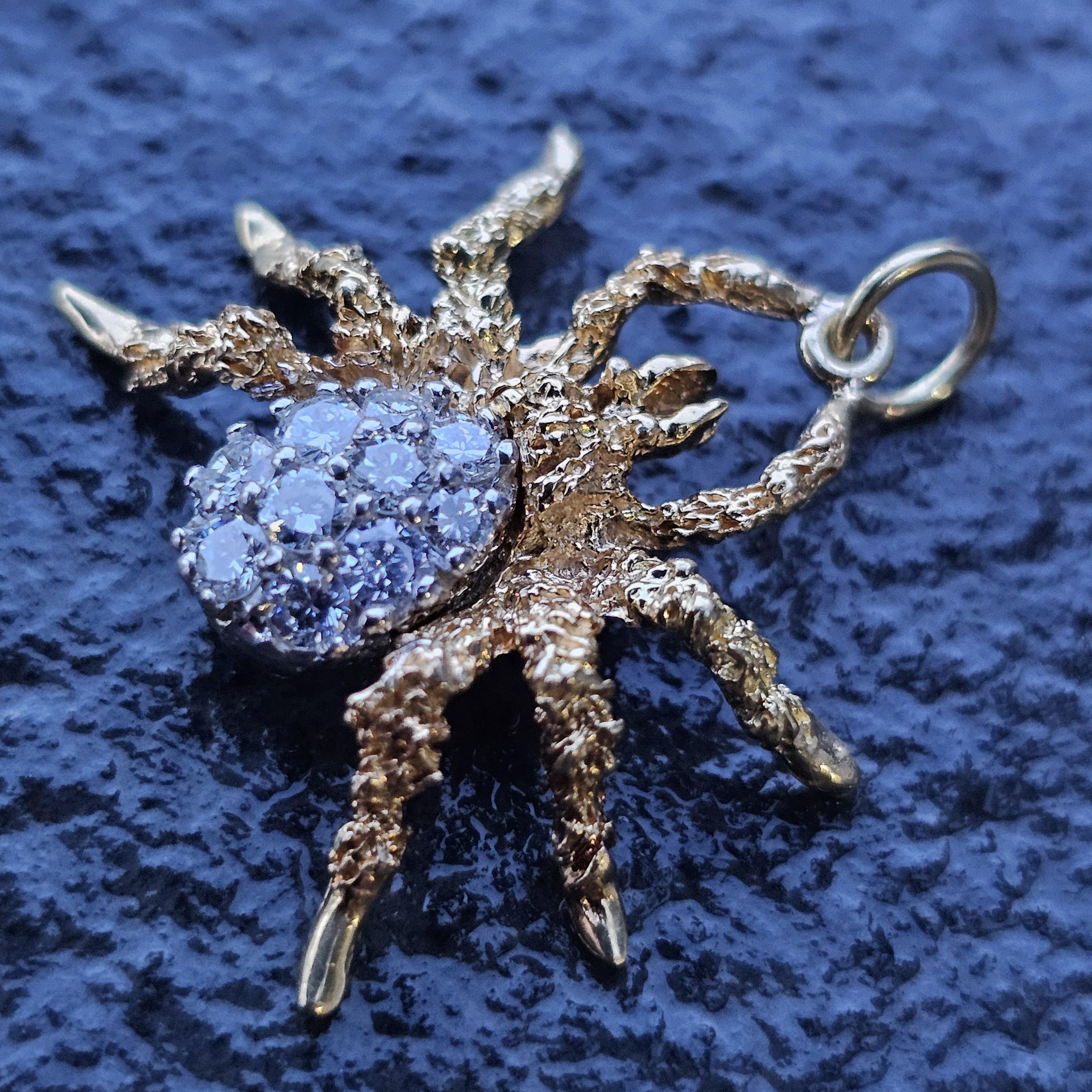 Ecco un sorprendente ciondolo Herbert Rosenthal con un'abbagliante composizione di diamanti incastonati in oro giallo 18 carati. Il ciondolo presenta un intricato disegno a ragno con diamanti bianchi, che creano un'accattivante scintilla.

Il pezzo