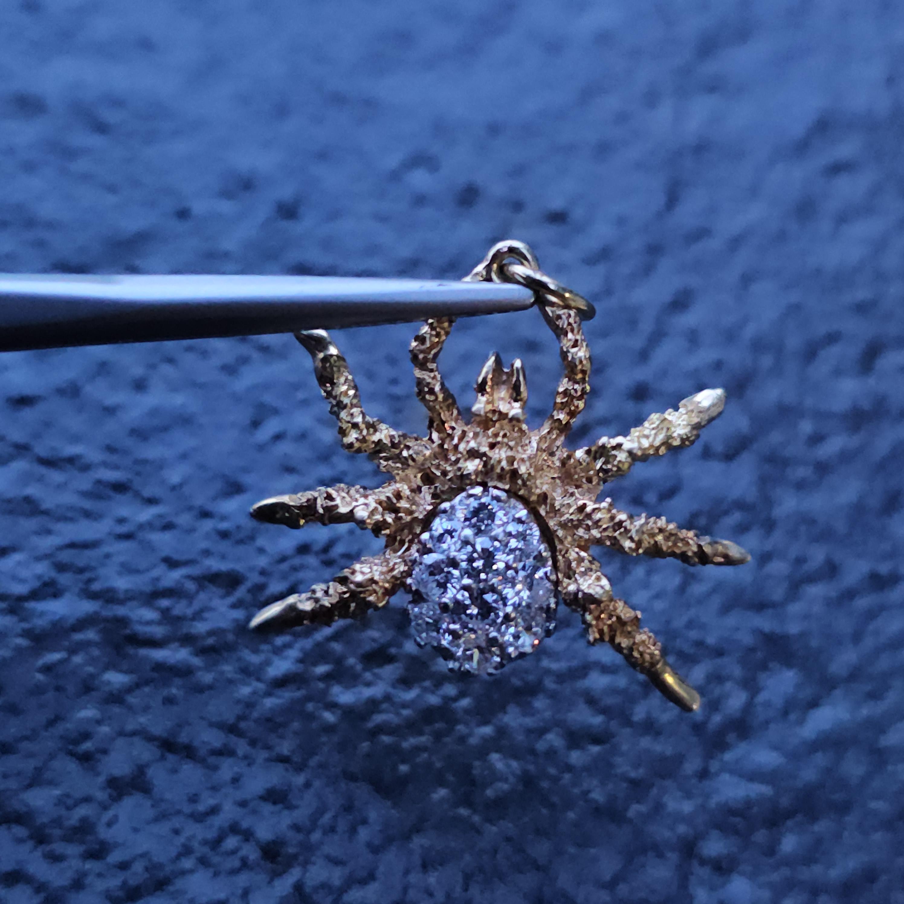 Taglio rotondo Ciondolo a forma di ragno in oro giallo 18 carati con pavé di diamanti Raro 4,3 g di peso 1