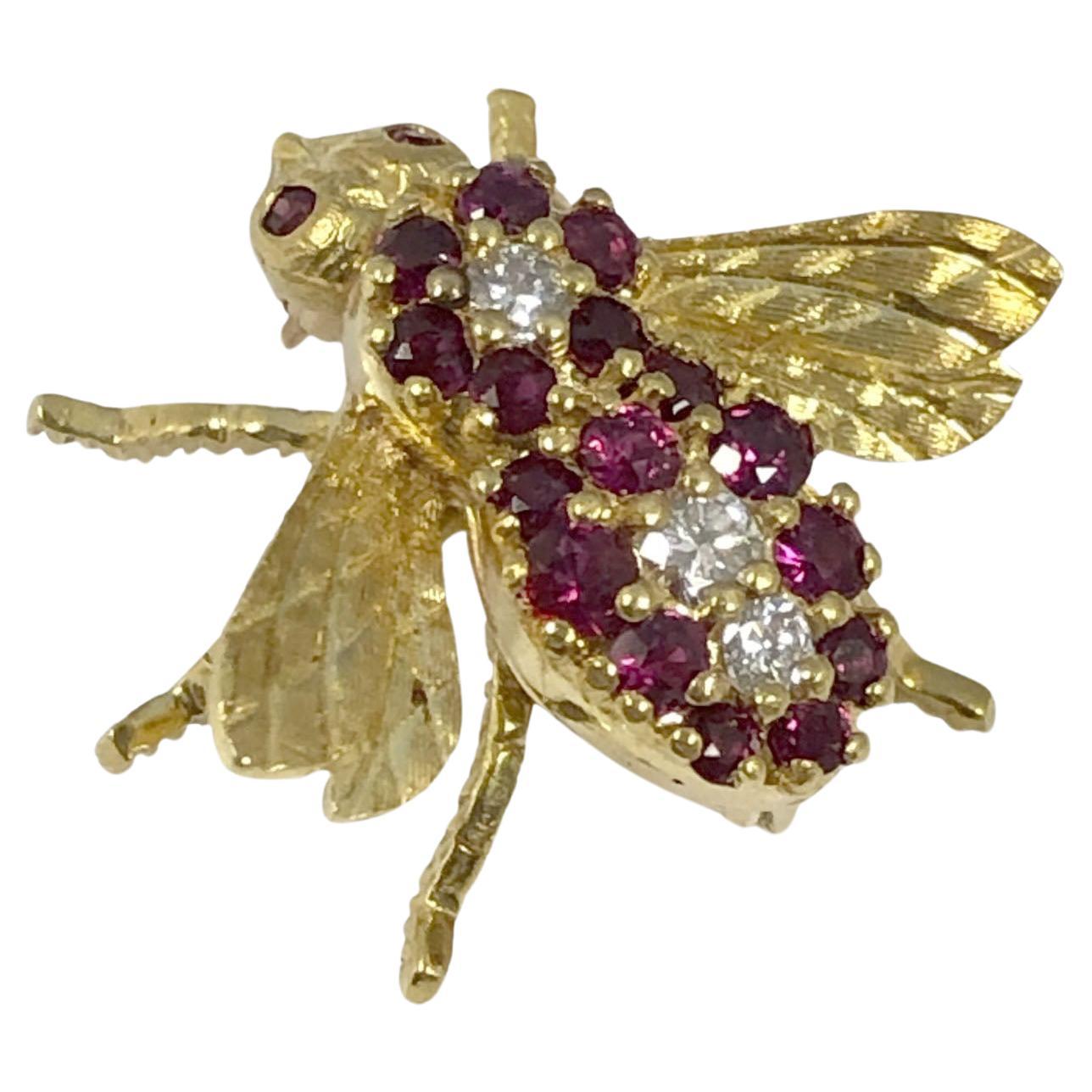 Broche de abeja de oro amarillo de 18 quilates Herbert Rosenthal de la década de 1960, mide 3/4 de pulgada de largo y 3/4 de pulgada de punta a punta del ala. Engastada con diamantes talla brillante redondos que suman 0,10 quilates y rubíes talla