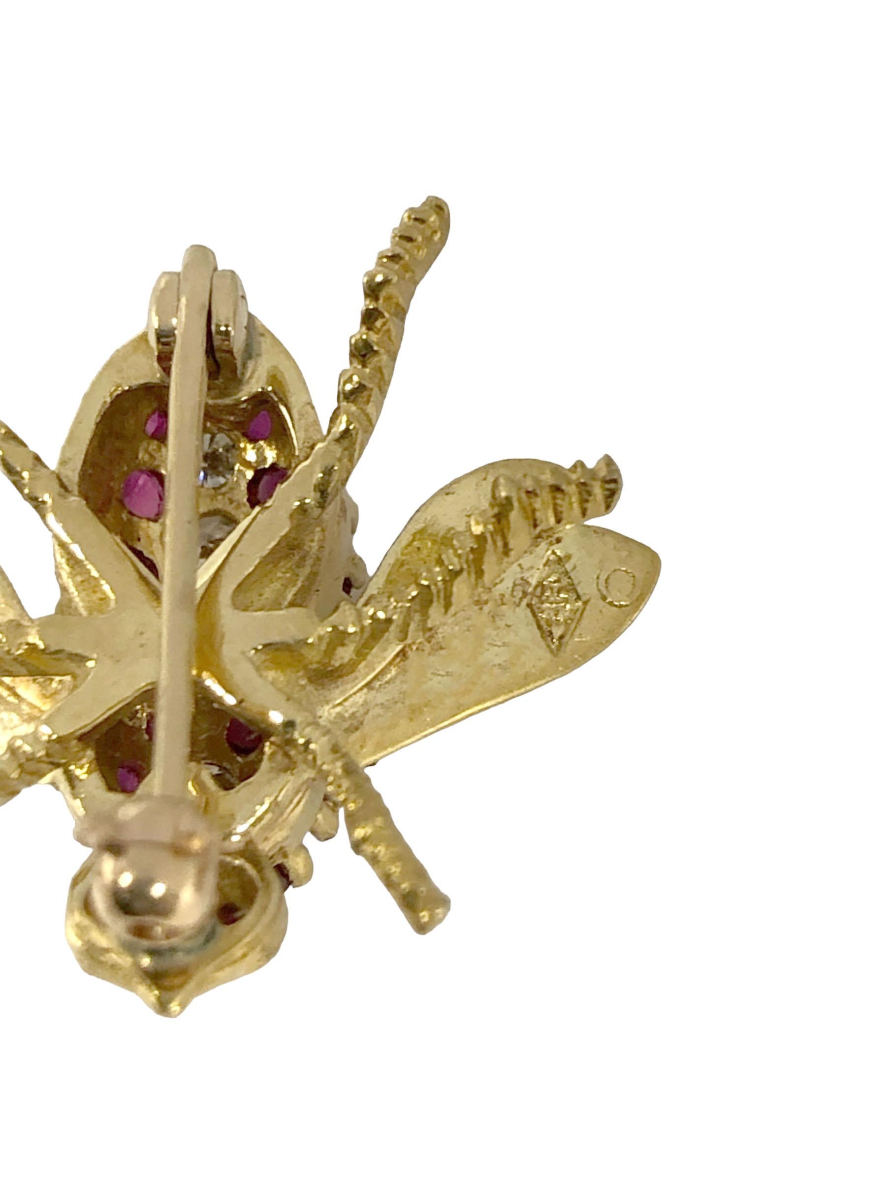 Femenino o masculino Herbert Rosenthal Broche abeja vintage de oro amarillo con rubíes y diamantes en venta