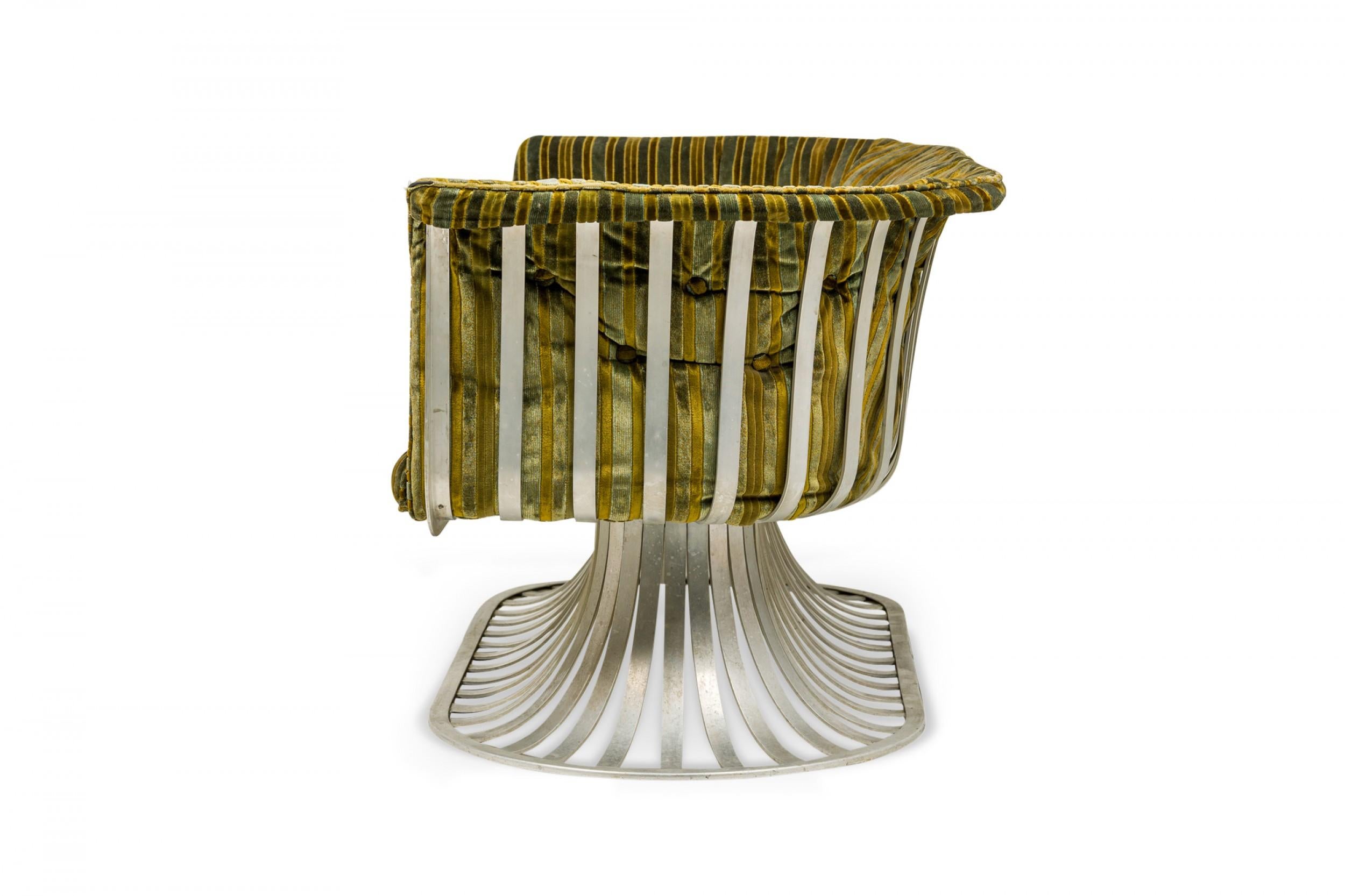 Herbert Saiger per Lee L.Woodard & Sons Divano imbottito in alluminio con base a tulipano in vendita 2