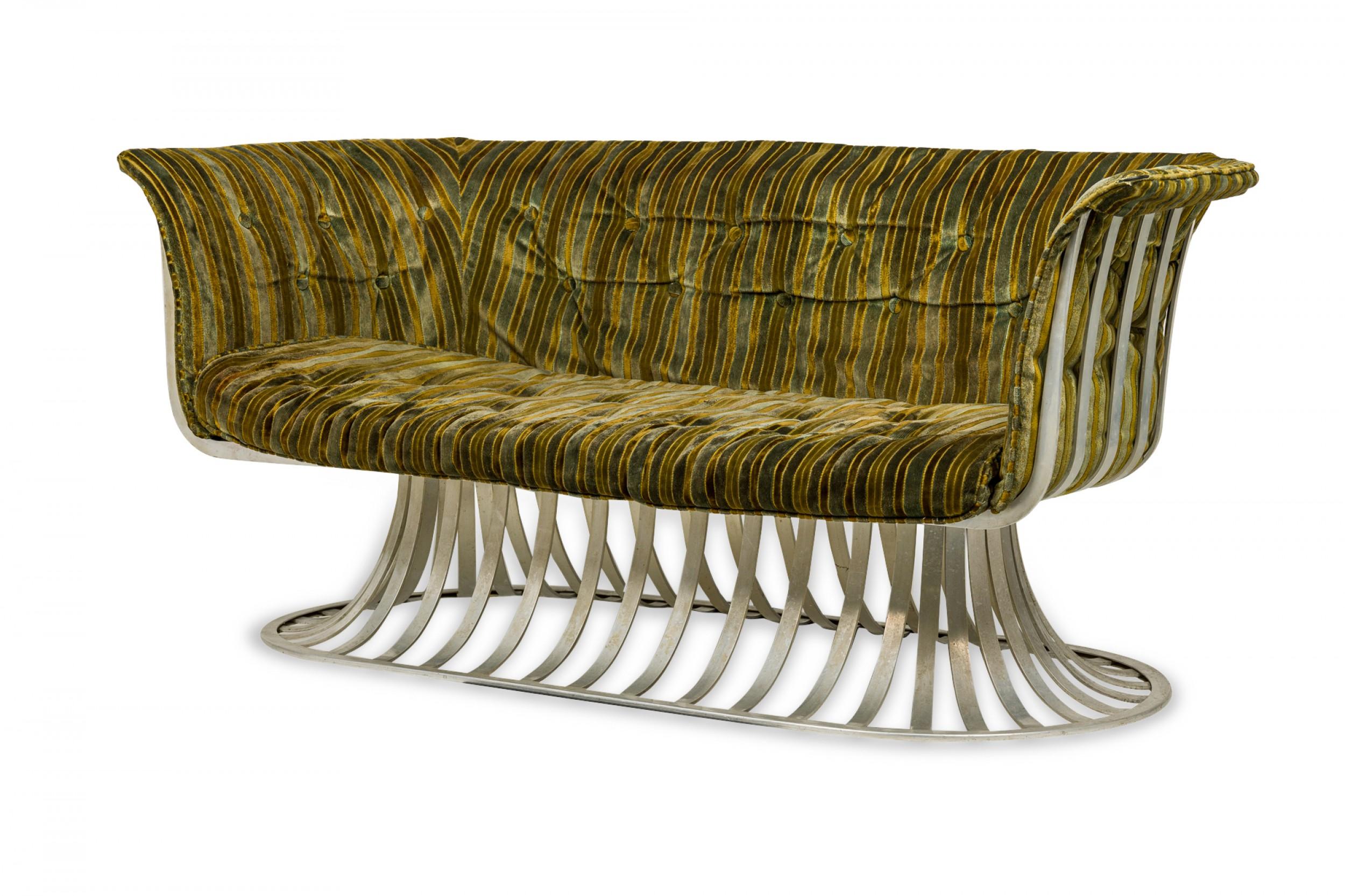 Mid-Century moderno Herbert Saiger per Lee L.Woodard & Sons Divano imbottito in alluminio con base a tulipano in vendita