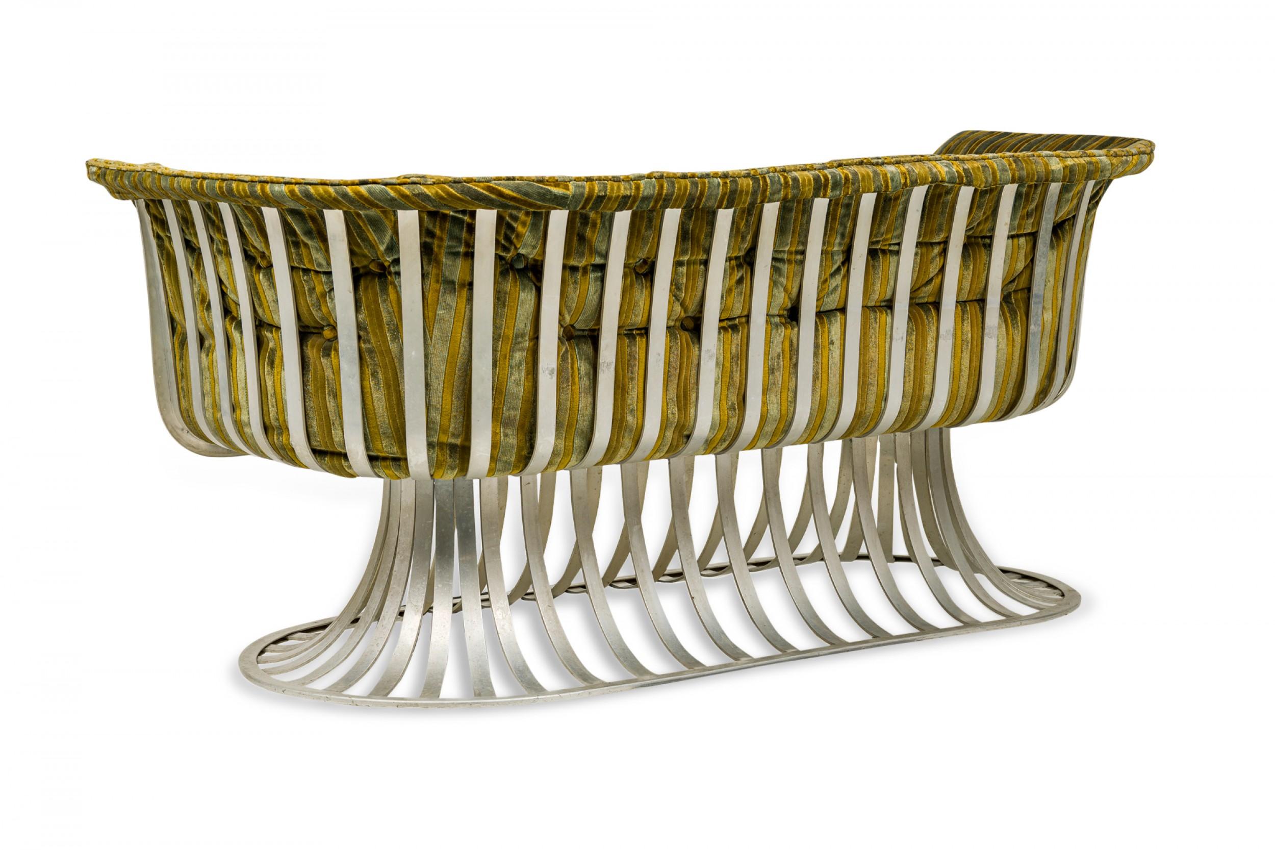 Herbert Saiger per Lee L.Woodard & Sons Divano imbottito in alluminio con base a tulipano in vendita 1
