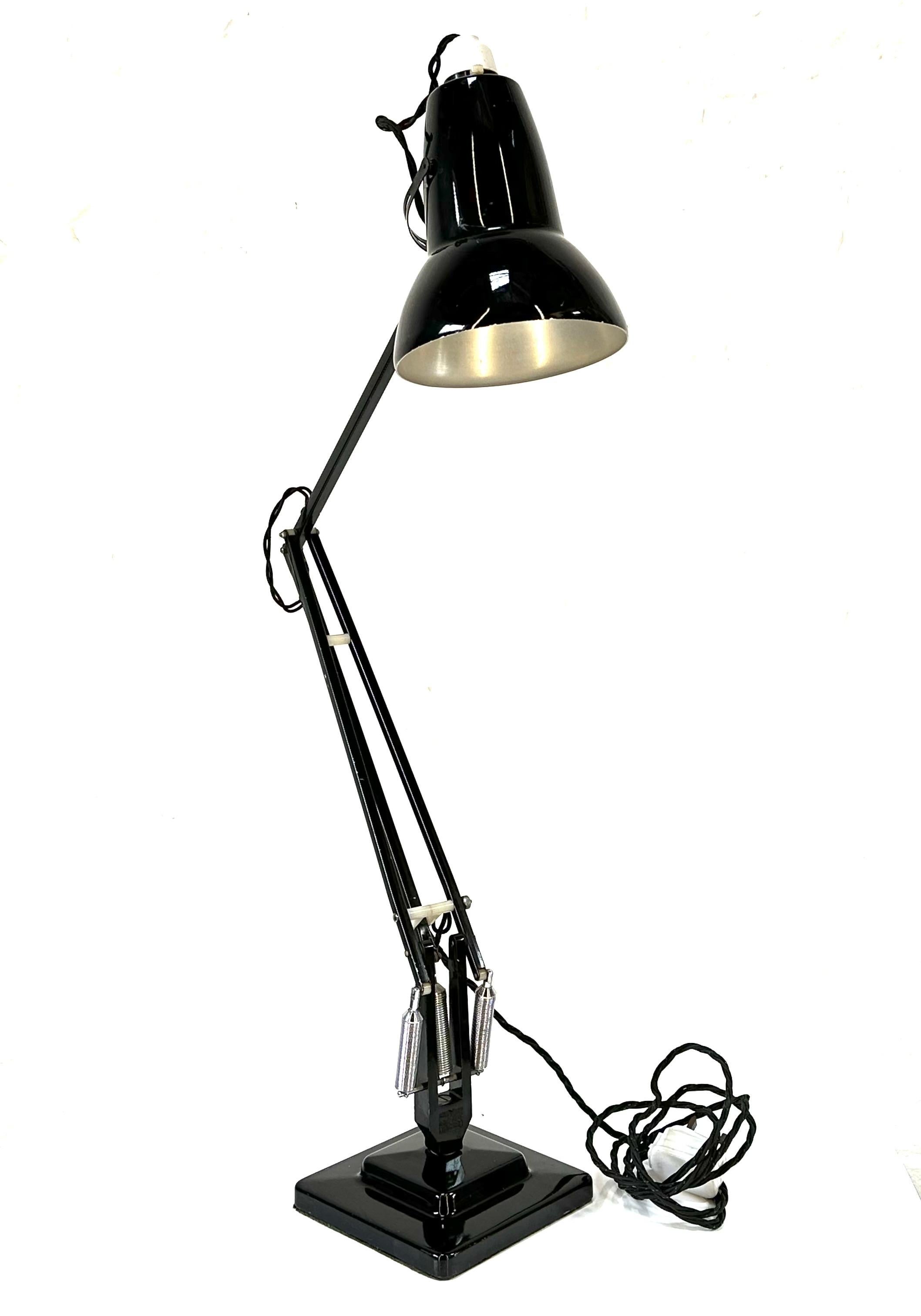 Instantly recognisable! Incredibly functional and steeped in heritage, the Anglepoise lamp has been in British homes for over 85 years. This truly iconic and legendary lamp is one of the most celebrated designs in British history.
The Anglepoise