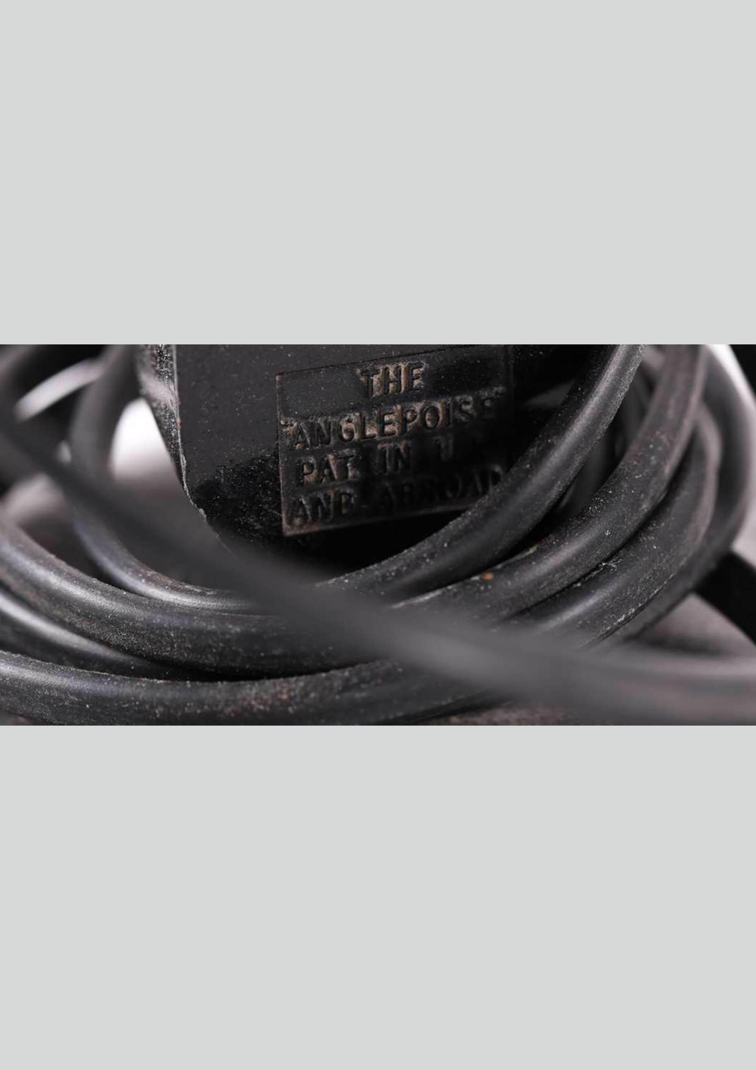 Herbert Terry Anglepoise Modell 1227 Schwarze zweistöckige bewegliche Schreibtischlampe, 1930er Jahre 

Modell 1227 (1938 - 1968)
- Hat einen zweistufigen Sockel mit einer Stahlabdeckung.
- Die Gabeln wurden hauptsächlich als Ganzes gegossen mit