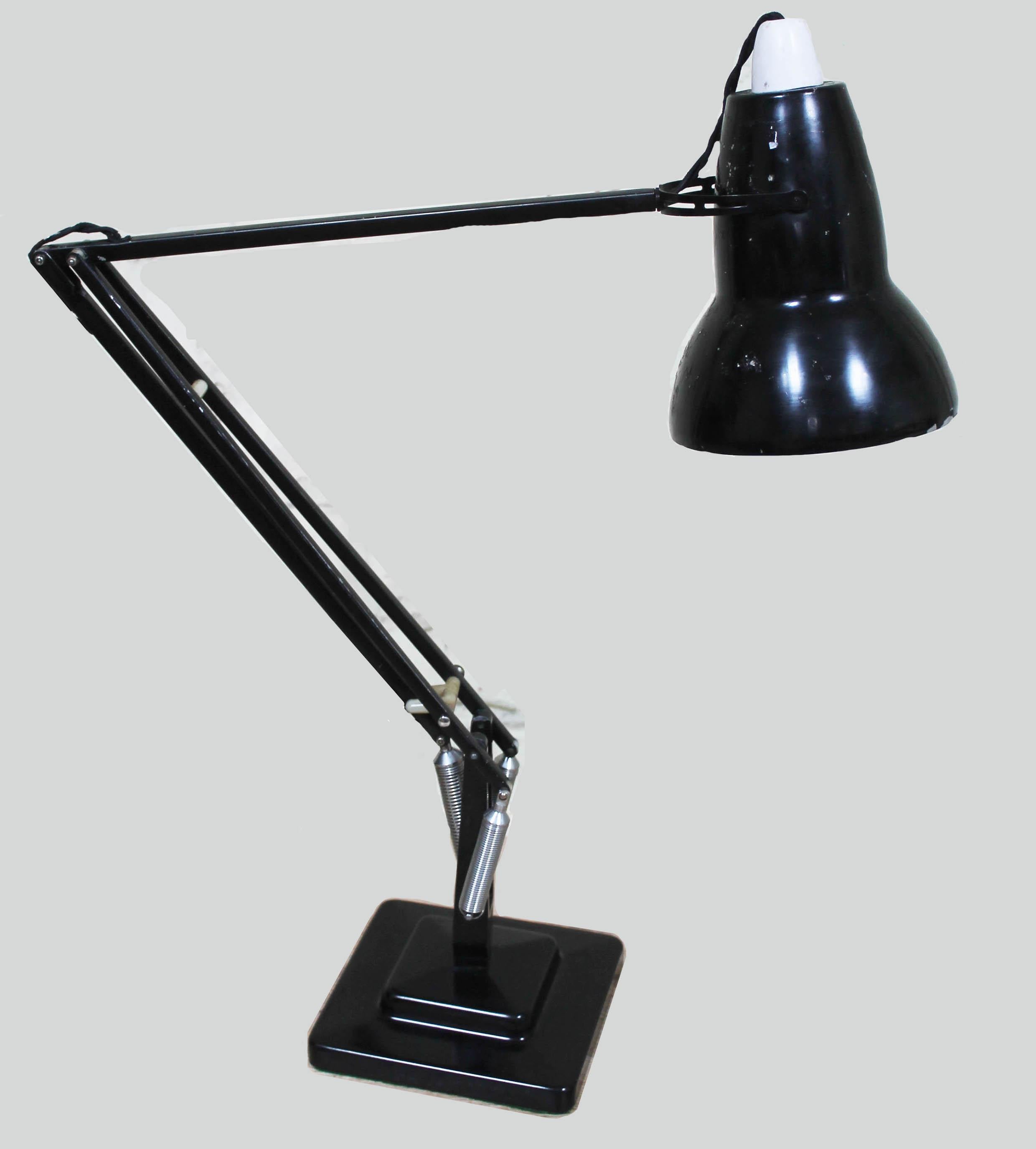 Britannique Herbert Terry Anglepoise lampe de bureau articulée à deux marches noire, modèle 1227, années 1930  en vente
