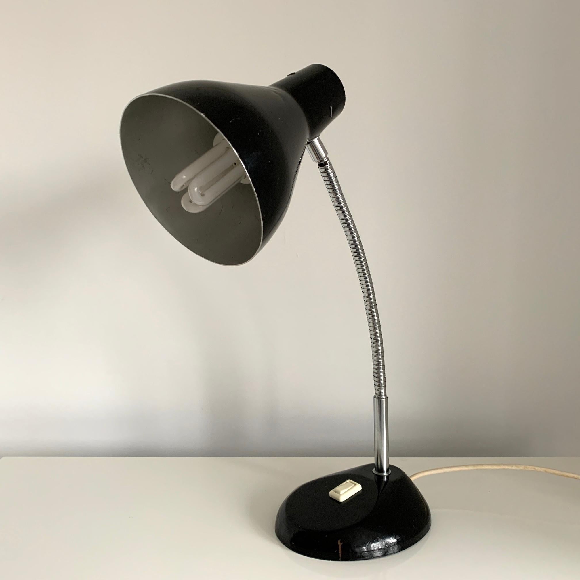 Die Herbert Terry Schreibtischlampe hat ein schlankes Design mit einem flexiblen Schwanenhals, schwarz glänzend und mit einem Schalter am Sockel. Ein zeitloser Klassiker, der sich perfekt in jede Vintage- oder zeitgenössische Einrichtung