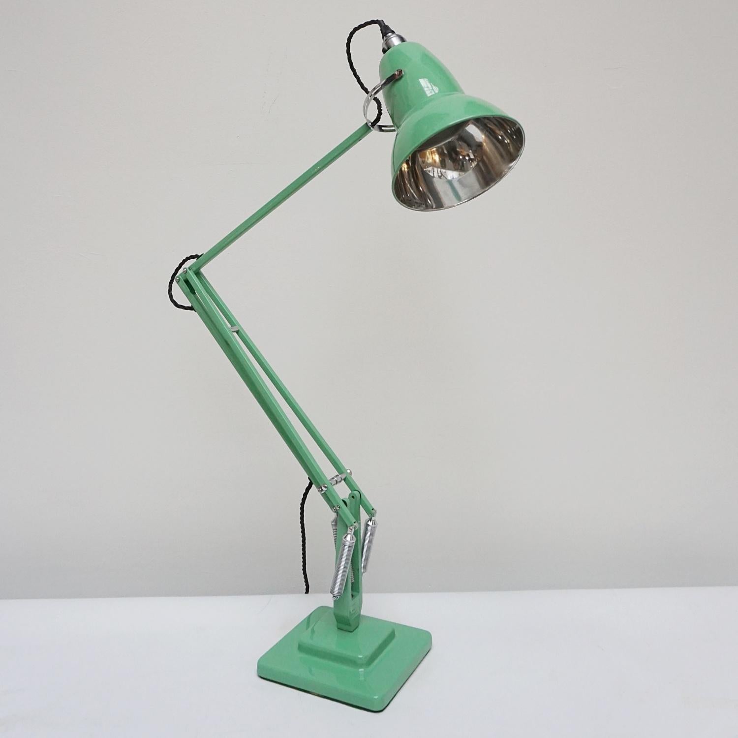 Herbert Terry & Sons Mid 20th Century Repainted Green Anglepoise Desk Lamp In Good Condition In Forest Row, East Sussex