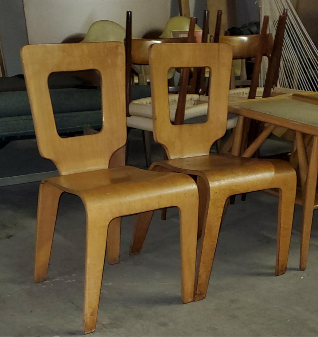 2 chaises de salle à manger en contreplaqué moulé fabriquées aux Etats-Unis dans les années 1940, également connues sous le nom de chaises modèle 102.
Herbert von Thaden et Donald Lewis Jordan, le duo de designers de la société de meubles en