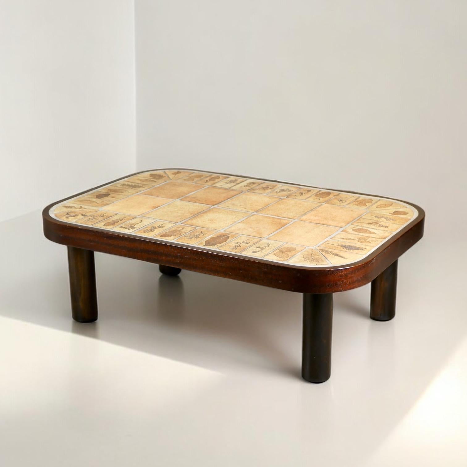 Ceramic and wood coffee table, made by Roger Capron in the end of the 1960s.
It is part of the 