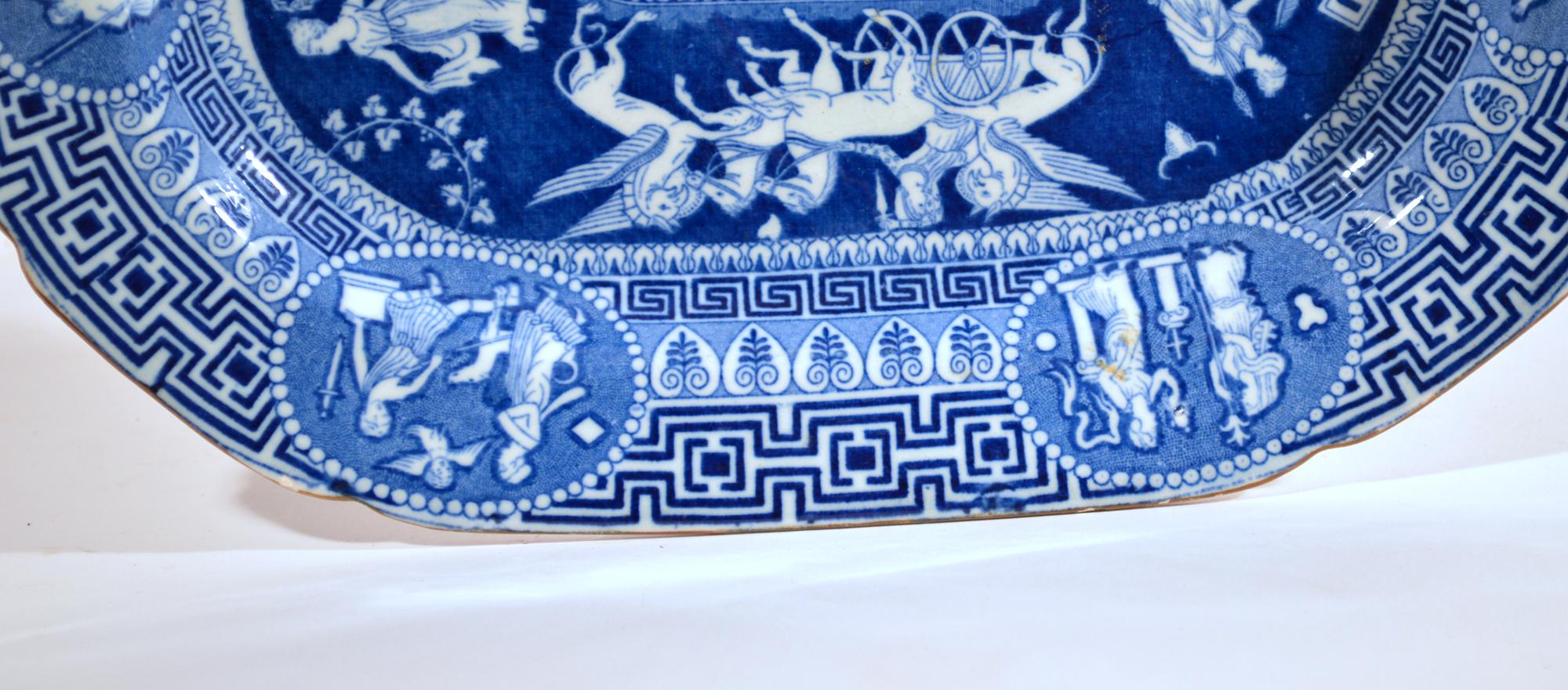 Néoclassique Plat Herculaneum imprimé à motif grec en bleu en vente