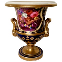 Vase aus Porzellan von Herculaneum in Violett mit Blumen und Löwenkopfgriffen, Regency um 1820