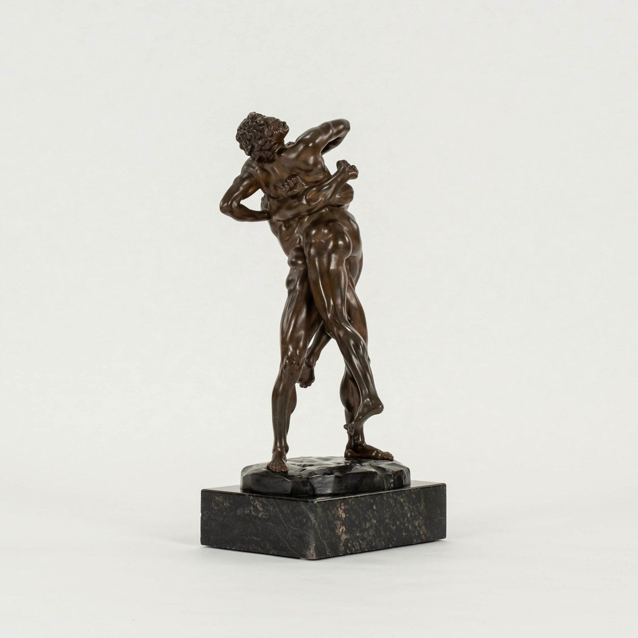 Scultura in bronzo di Ercole e Antaeus realizzata e firmata da Carl Kauba.   Questa scultura raffigura il racconto della battaglia di Ercole contro Antaeus. 

Anteo, figlio di Gaia e Poseidone, era un gigante libico la cui forza sembrava
