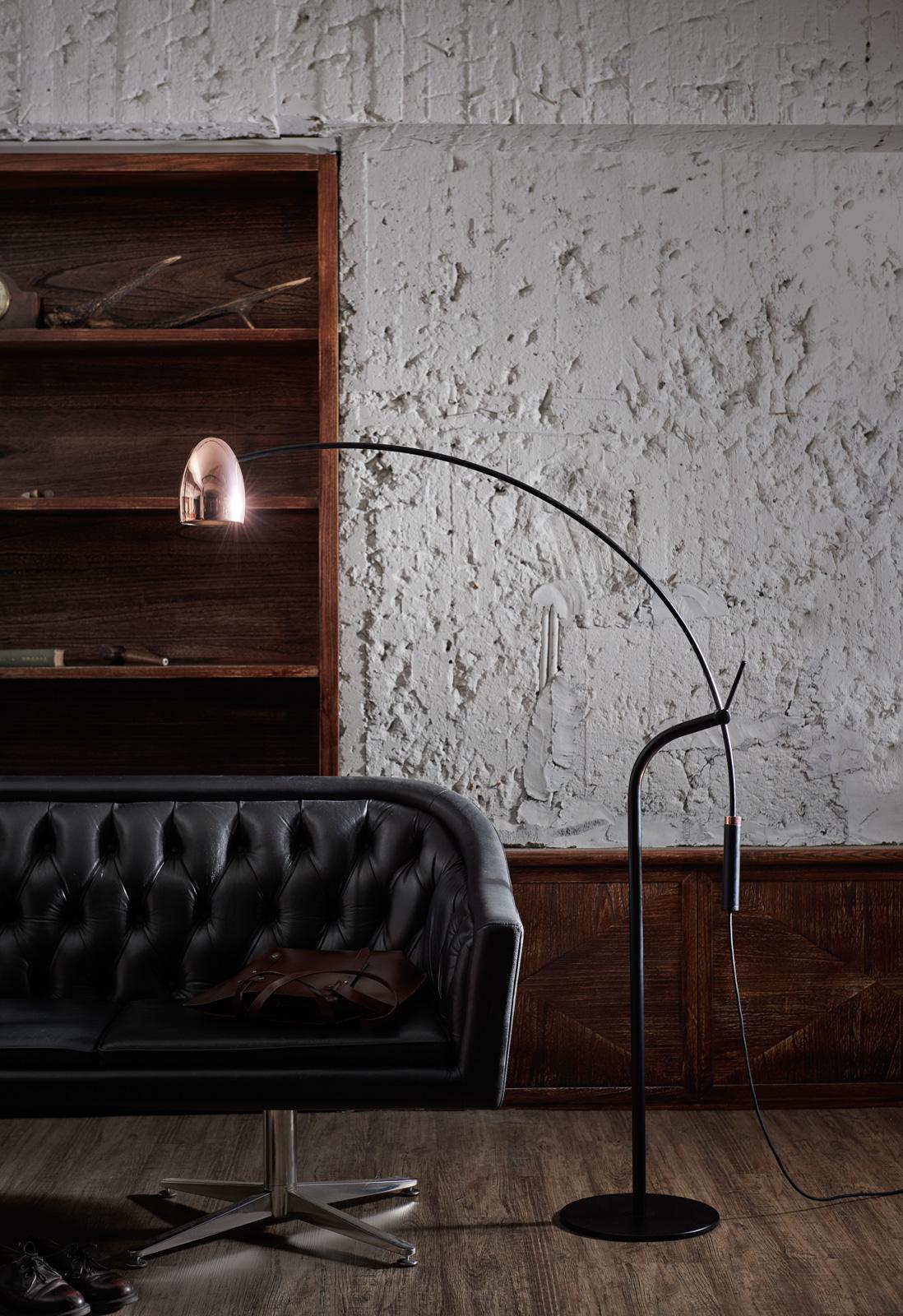 Featuring brilliant mechanical structures while maintaining the essential spirit of design, the Hercules provides a stunning balance between form and function. Users can turn on and dim the LED light via a swirling switch, adjust the rotating shade