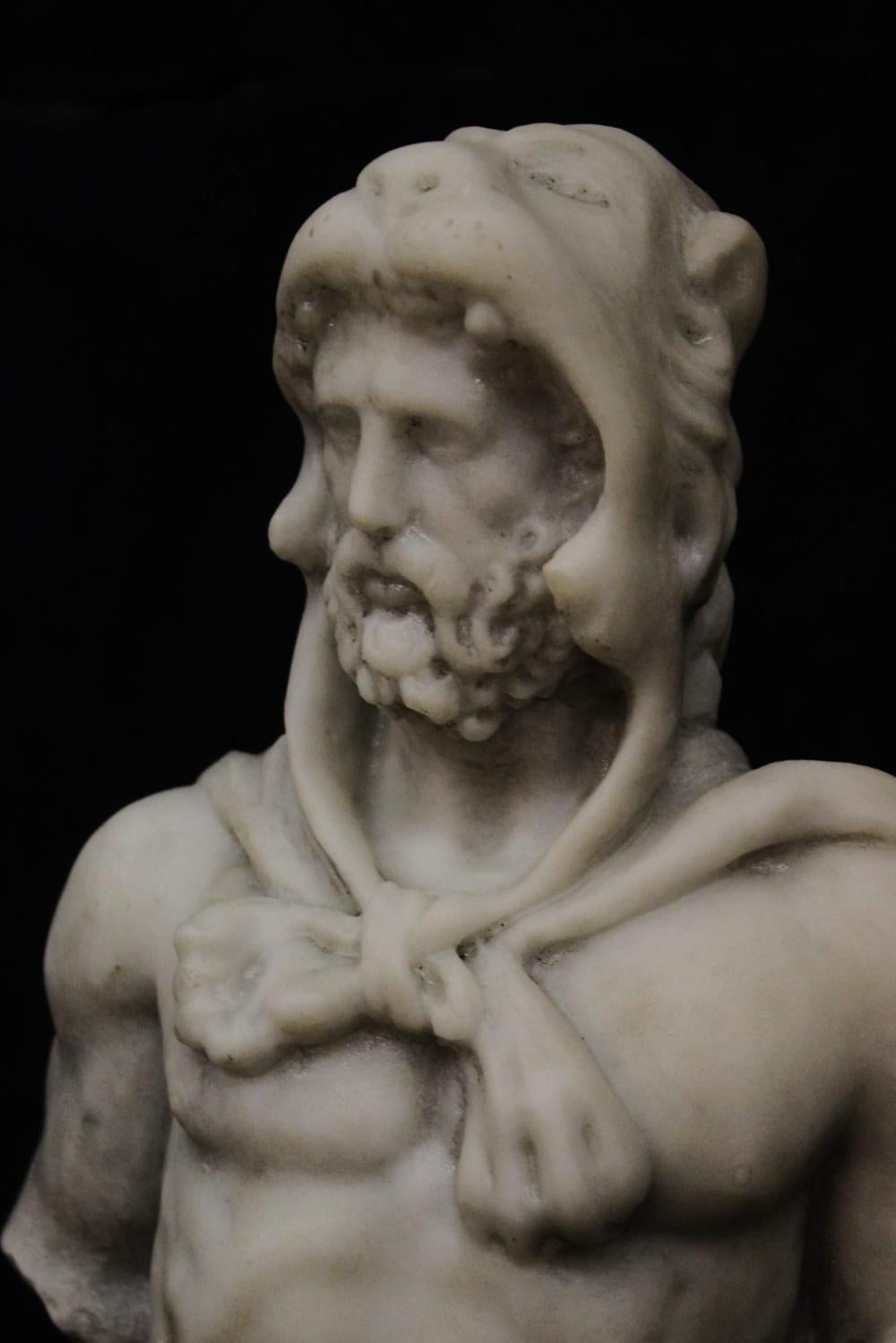 Sculpture of Hercules in marble ADDITIONAL PHOTOS, INFORMATION OF THE LOT AND QUOTE FOR SHIPPING COST CAN BE REQUEST BY SENDING AN EMAIL, ULTERIORI FOTO, INFORMAZIONI SUL LOTTO E PREVENTIVO PER LE SPESE DI SPEDIZIONE POSSONO ESSERE RICHIESTE