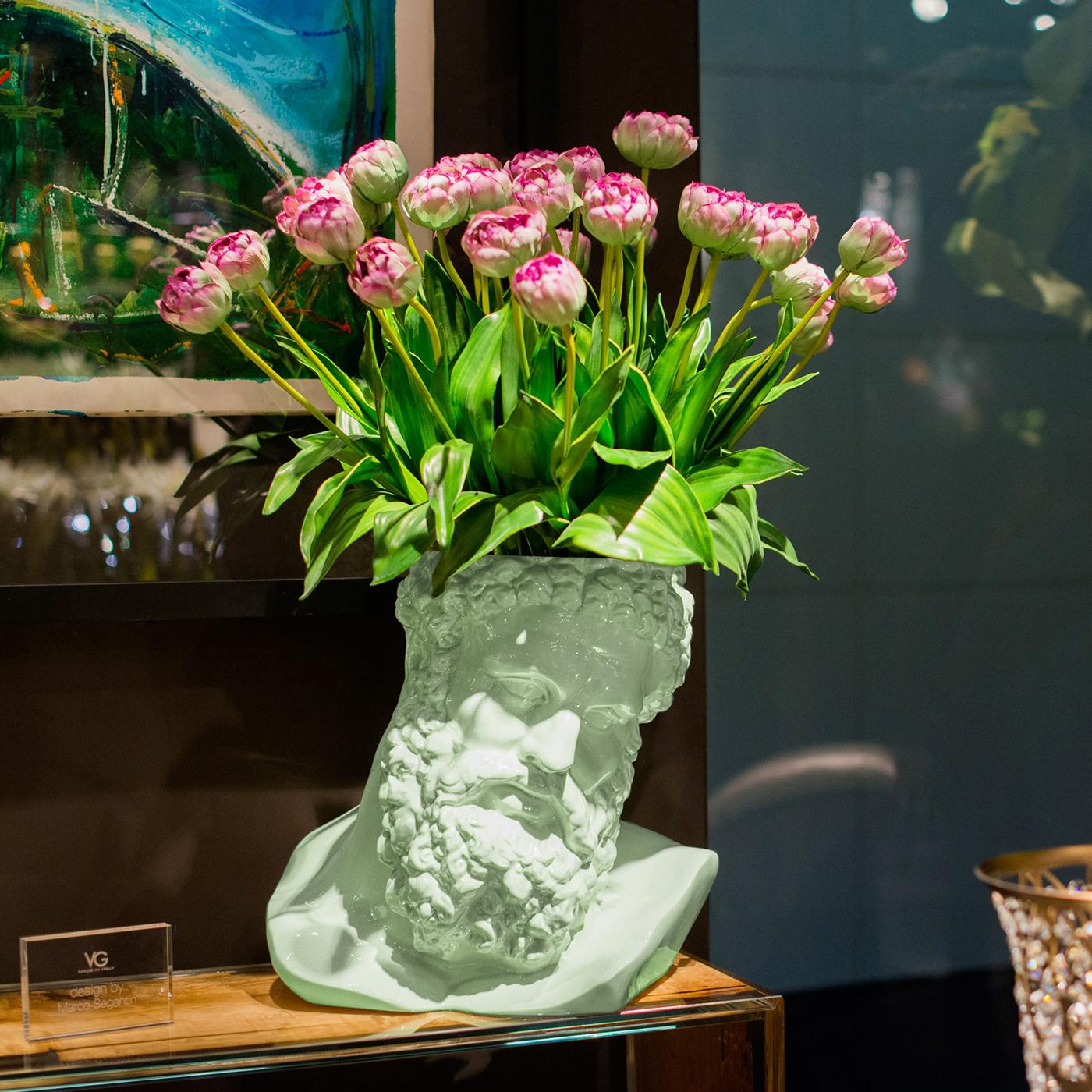 This modern vase is inspired by classical Italian sculptures. Depicting the bust of Hercules, this decorative piece is made from ceramic and boasts a stunning mint finish. Fusing new with old, the Hercules Neo Mint Vase is beautifully hand-crafted