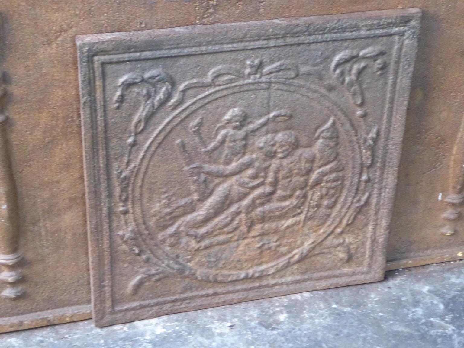 Plaque de cheminée française du 20e siècle de style Napoléon III avec Hercule tournant aux pieds d'Omphale. 

Hercule, déguisé en femme, est vendu par Mercure (dieu du commerce) comme esclave à Omphale. Hercule et Omphale tombèrent amoureux et