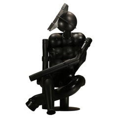 Escultura Esposa de Hércules, Ensamblaje de plástico en negro, 2005 de Jerry Barrish