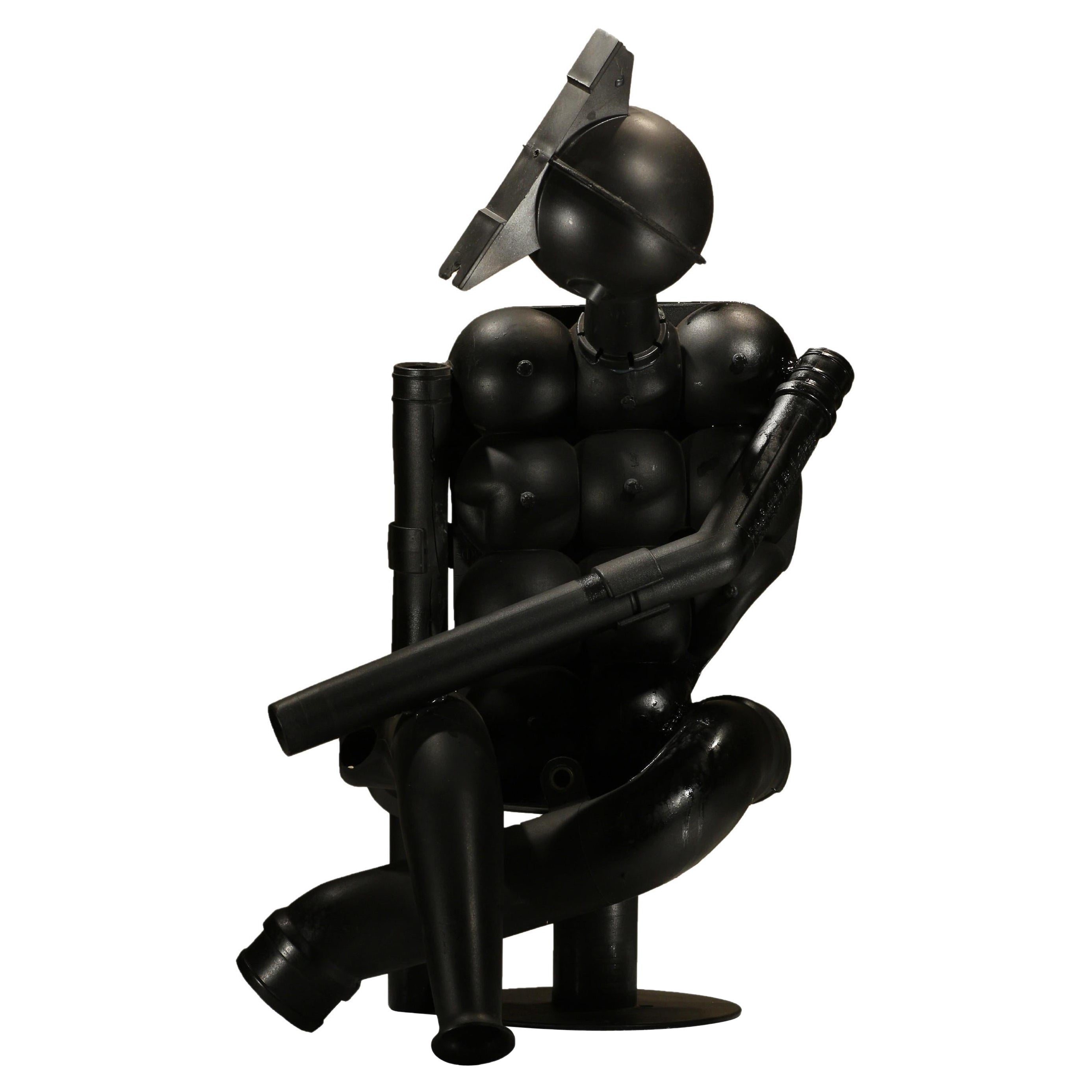 Sculpture de la femme d'Hercule, assemblage de plastique en noir, 2005 par Jerry Barrish