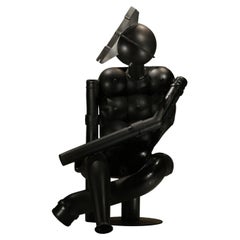 Sculpture de la femme d'Hercule, assemblage de plastique en noir, 2005 par Jerry Barrish