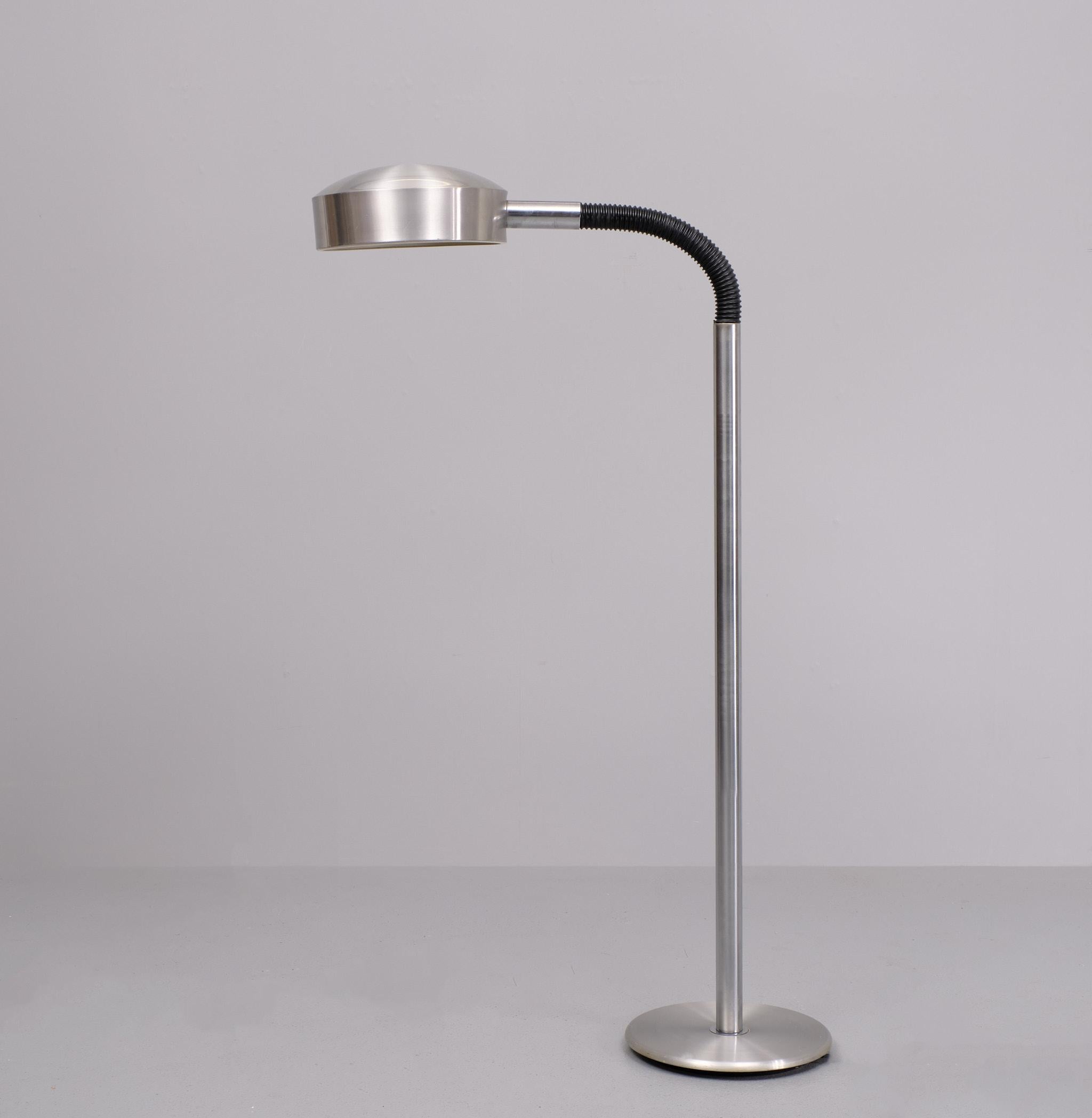 Very nice all Aluminum flexible goose  neck floor lamp .1970s Holland . manufactured  by  Herda  Good condition . Large E27 bulb needed . foot switch .
