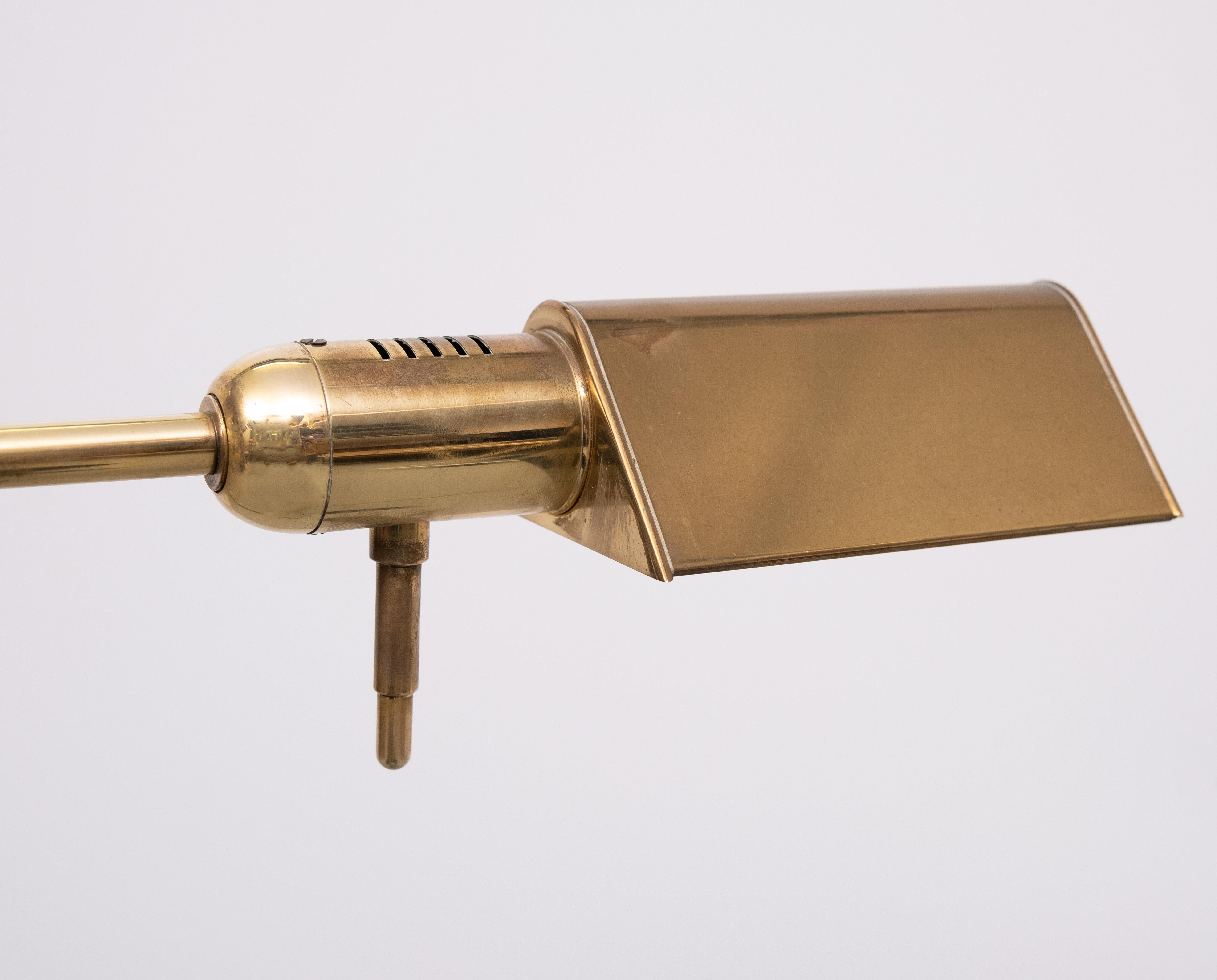 Sehr schöne Stehleuchte aus Messing. Ideales Leselicht . Einstellbar 
in der Höhe, weil sein Schwenkarm, Licht in jede Richtung Sie wollen.
Halogen .kommt mit einem gut funktionierenden Dimmer .ich habe auch die Schreibtischlampe 
gleiche Marke und