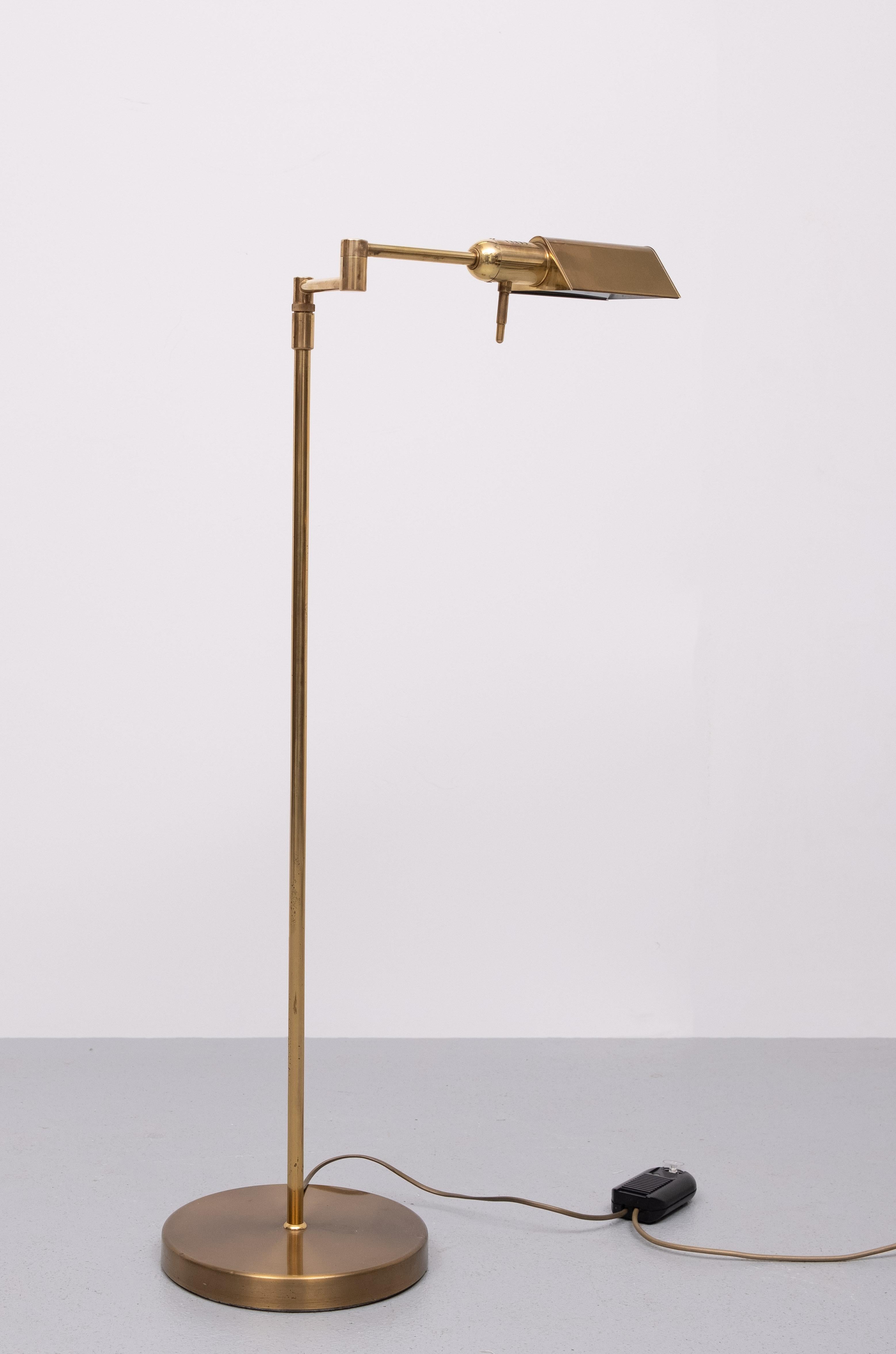 Herda Messing  Halogen Schwenkarm Stehleuchte 1980er (Moderne der Mitte des Jahrhunderts) im Angebot