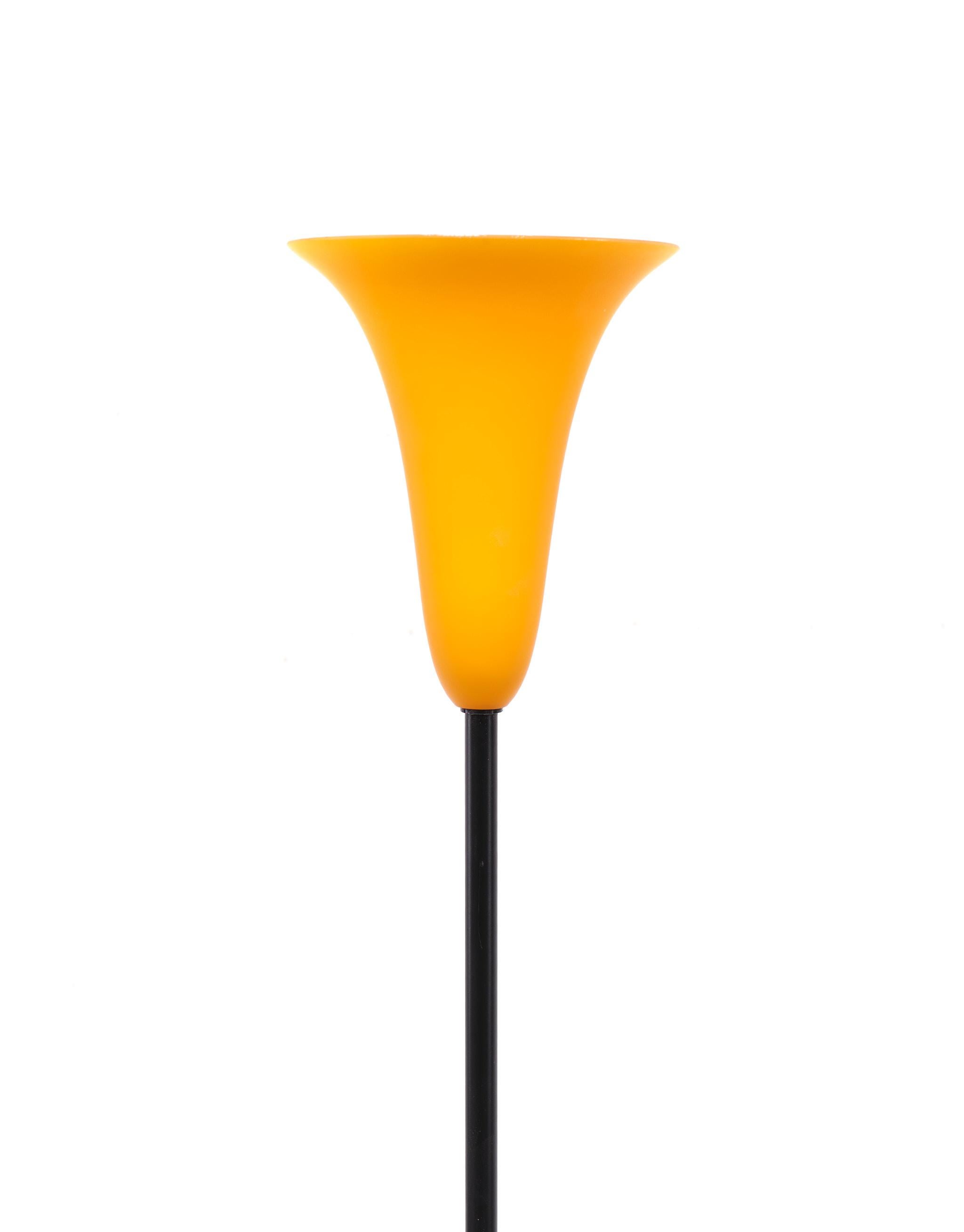 Sehr schöne Stehlampe. Schirm aus Murano-Glas, orange-gelbe Farbe /
Halogen mit Dimmer. Produziert von Herda Holland 1980er Jahre. Sehr guter Zustand.