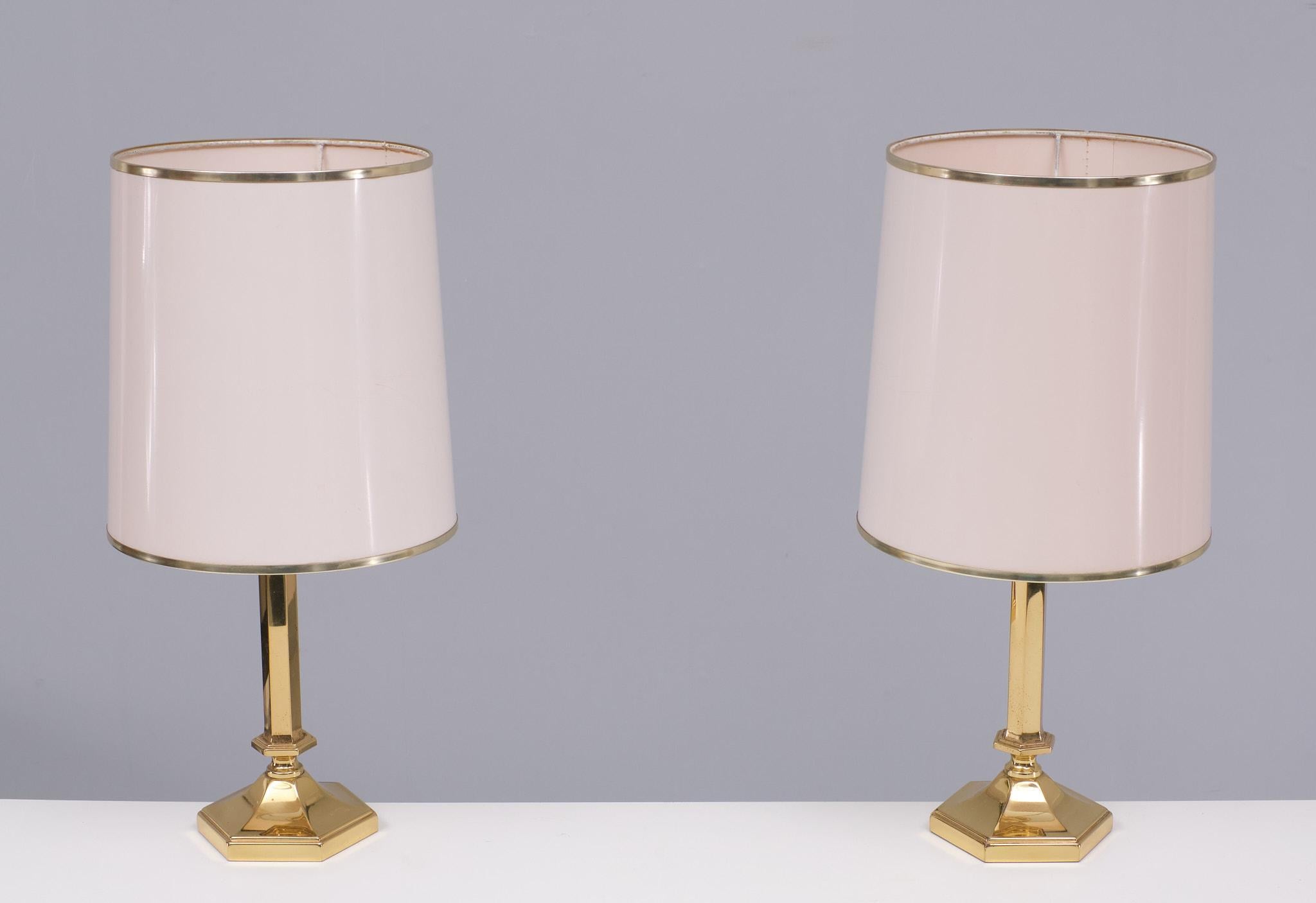 Paar Tischlampen aus Messing, mit originalen weißen Lampenschirmen,
mit Felgen aus Messing . Höhe ohne Schirme 25 cm Durchmesser 12 cm .
Guter Zustand. 