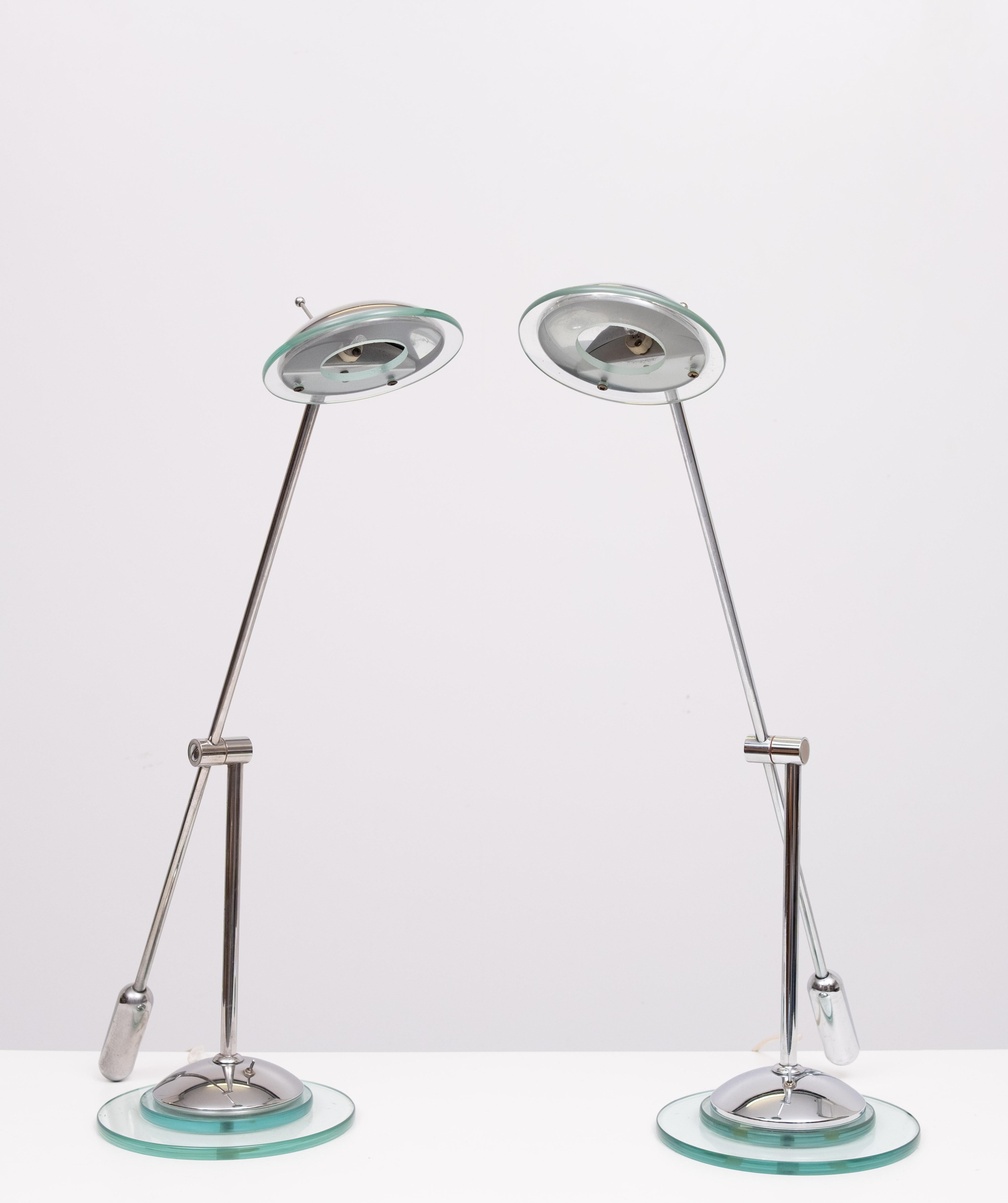 2 très belles lampes de bureau. Contrepoids . Halogène . 
2 supports de lumière . 3 disques de verre . lampes de très bonne qualité .
Fabriqué par Herda Holland dans les années 1980   
