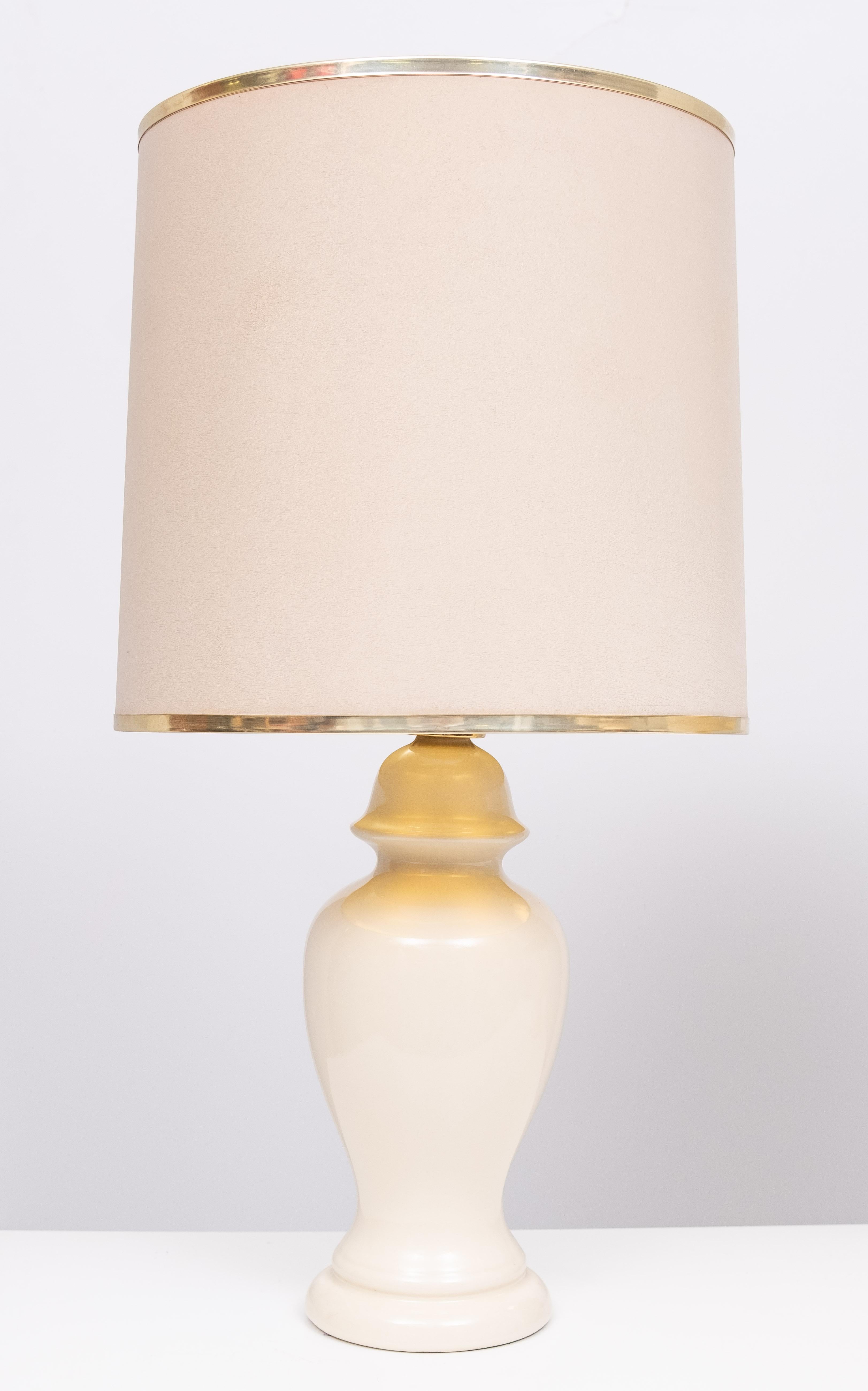 Joli ensemble de lampes de table en céramique de couleur crème. 
avec leur abat-jour d'origine. Très belle paire, fabriquée par Herda. 
Hollande 1970, bon état. 