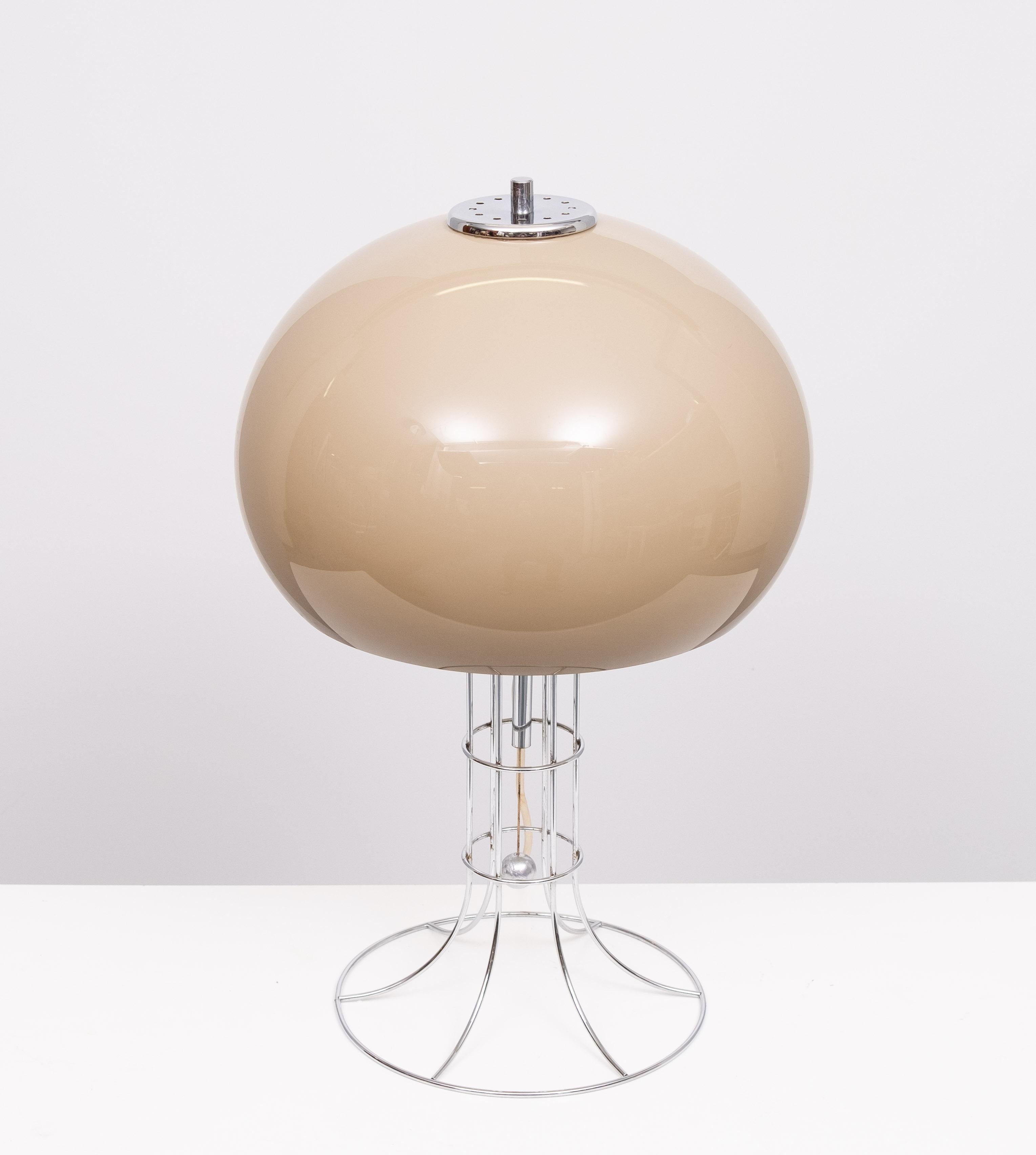 Beautiful space ace table lamp .by Herda 1970s Holland .
materials Materials: Chromed metal (iron) wire frame base. Chrome tube and parts. Pull cord switch in chrome with a chrome wooden ball below. Degrading brown acrylic mushroom lampshade, white