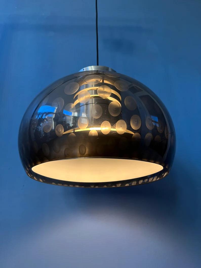 Lampe suspendue champignon de l'ère spatiale par Herda. L'abat-jour en forme de champignon est fabriqué en verre acrylique épais et produit une lumière magnifique. L'abat-jour intérieur est en aluminium. La lampe nécessite une ampoule E27 (E26 aux