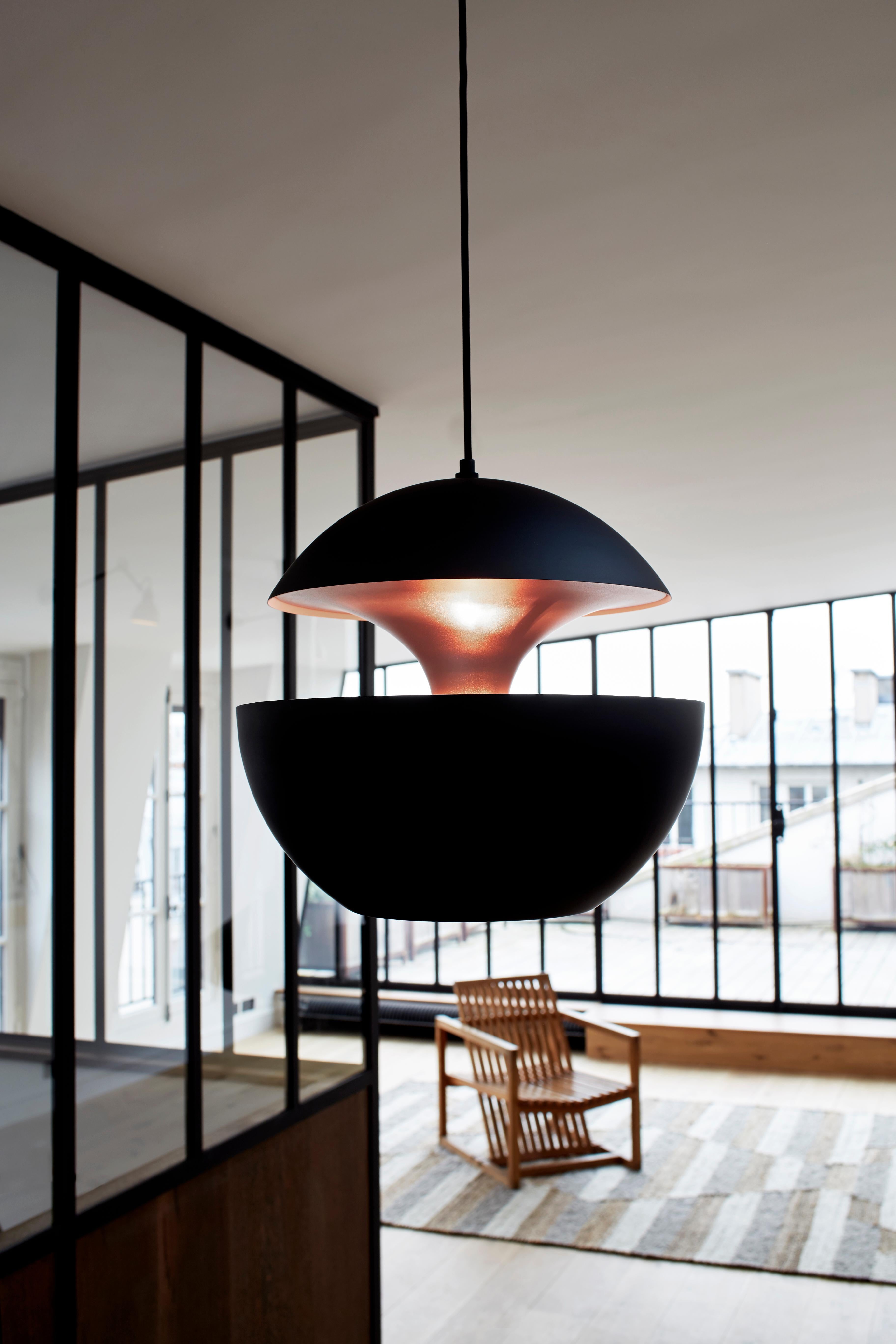 Here Comes the Sun extra large black and copper pendant lamp by Bertrand Balas
Dimensions: D 45 x H 45 cm
Materials: Aluminum
Available in different sizes and colors, please contact us.

All our lamps can be wired according to each country. If sold